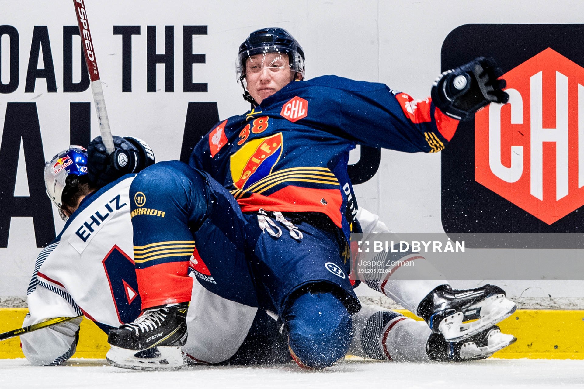 Yasin Ehliz of Red Bull Munich and Olle Alsing of