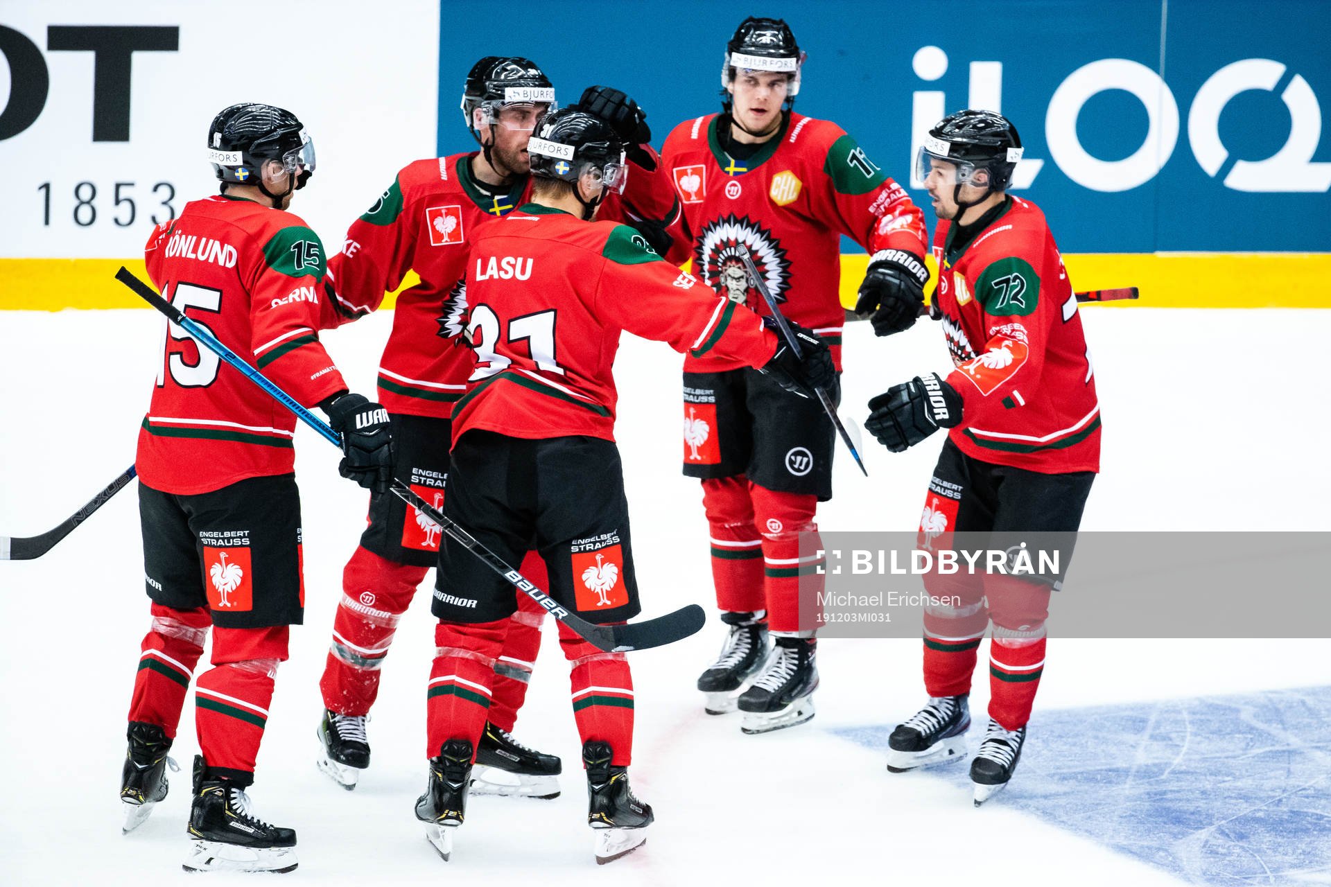 Players of Frölunda celebrate the 3-1 goal by Nicklas Lasu