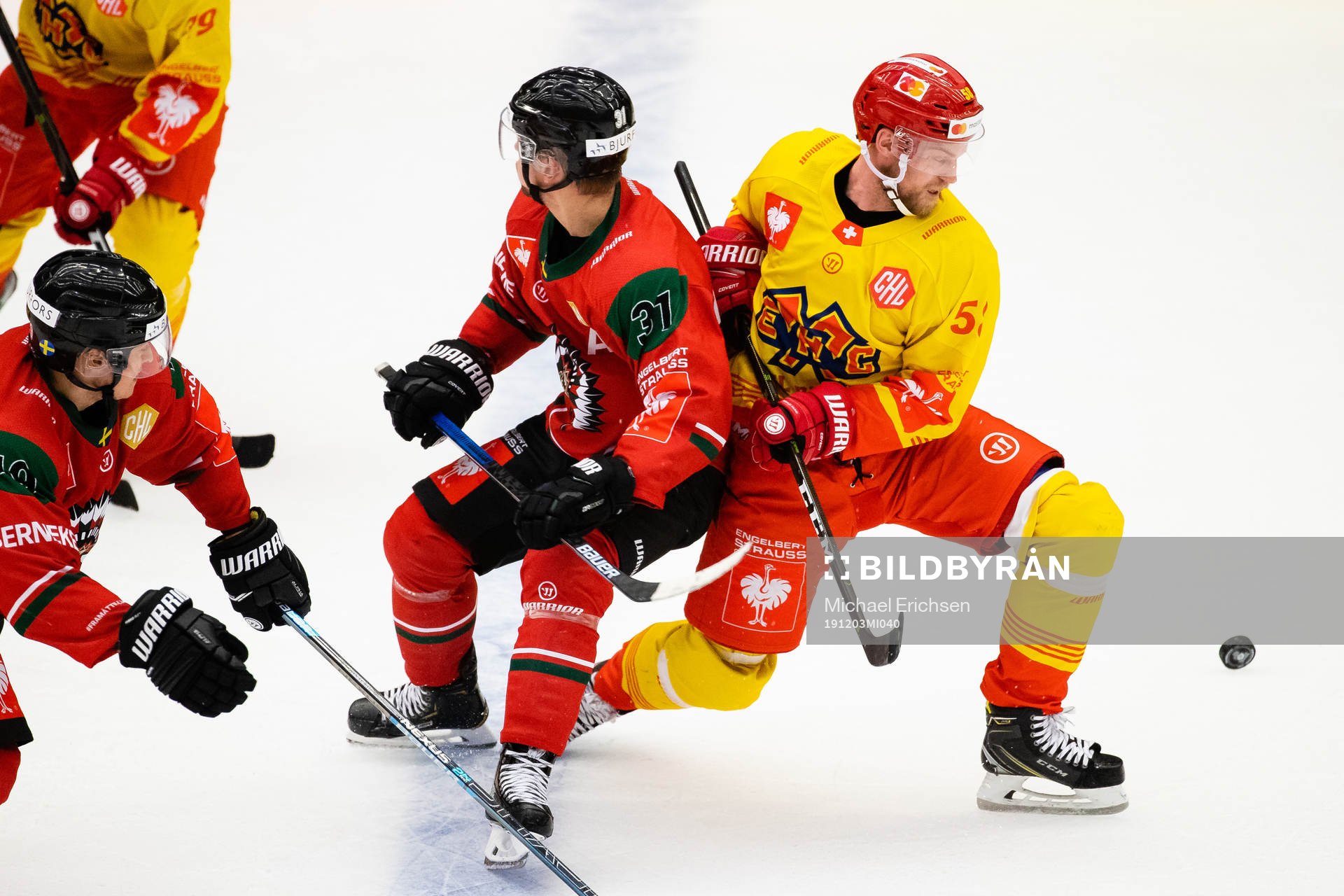 Nicklas Lasu of Frölunda and Anton Gustafsson of