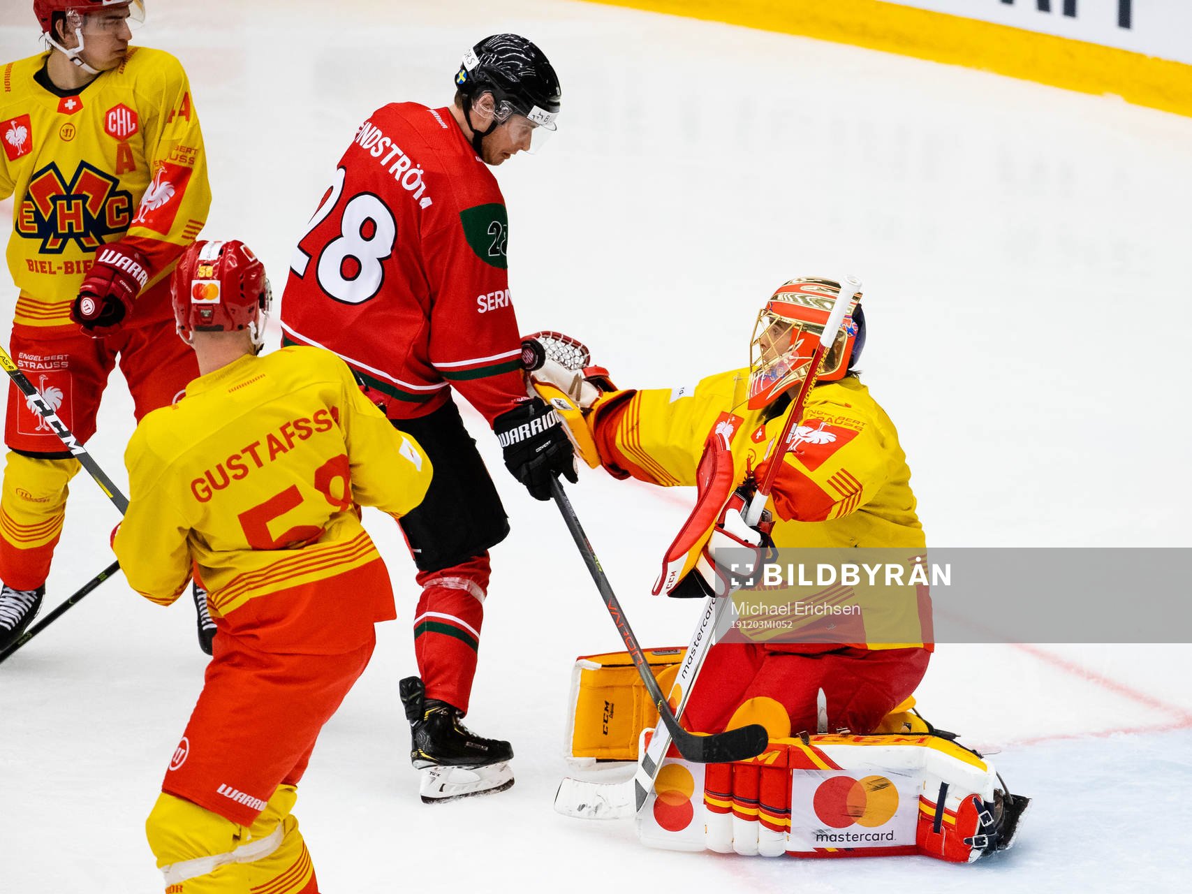 Johan Sundström of Frölunda and goalkeeper Jonas Hiller