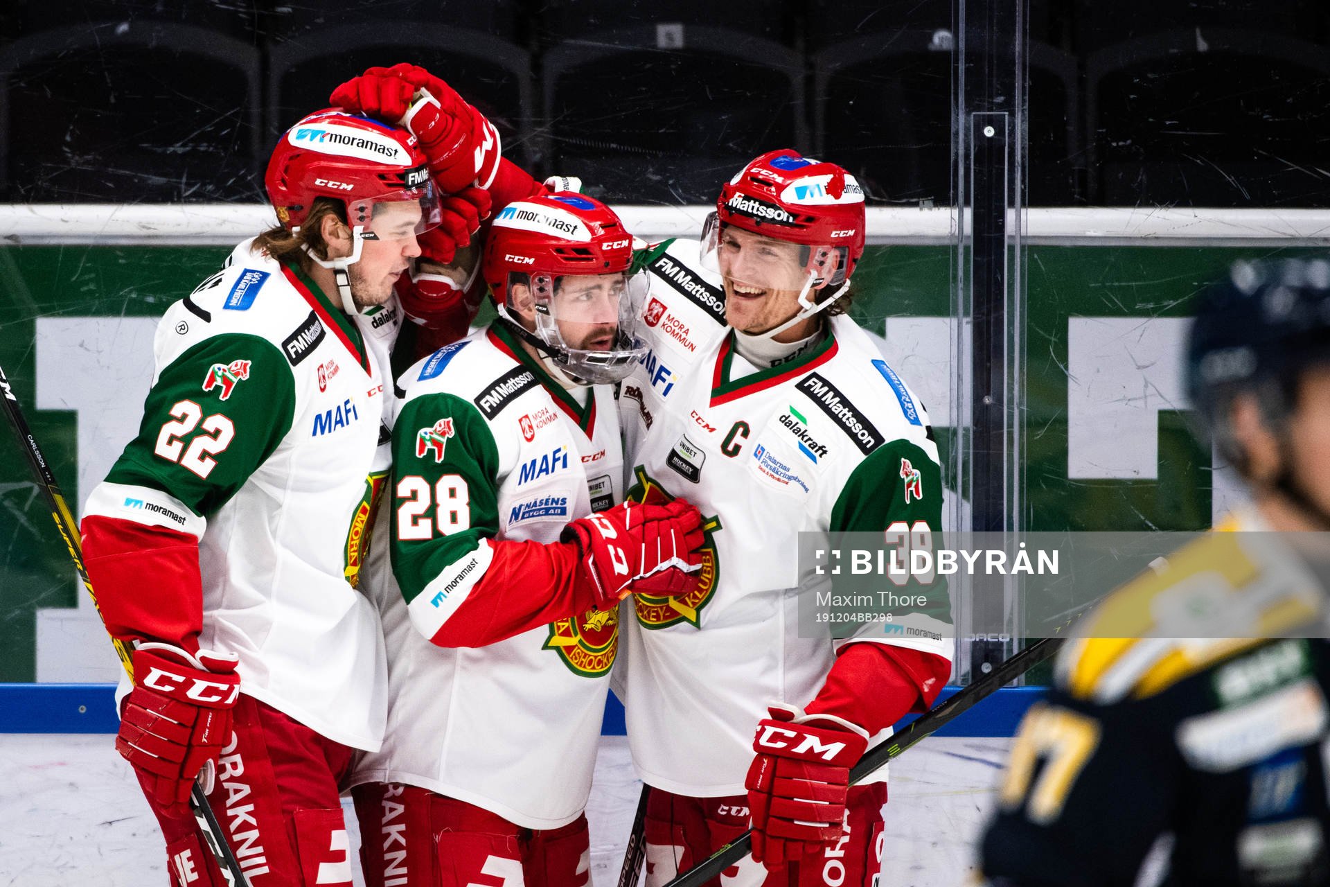 Måns Carlsson och Adam Masuhr jublar med Oskar Svanlund