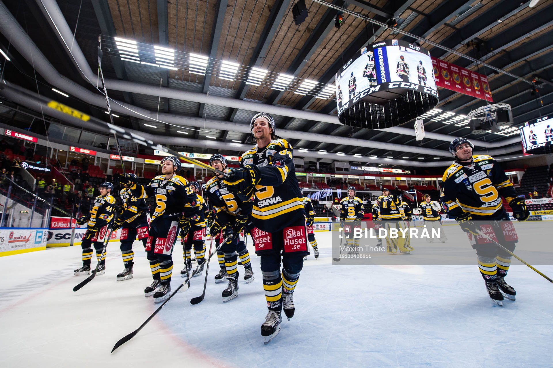 Södertäljes Sebastian Walfridsson jublar med lagkamrater