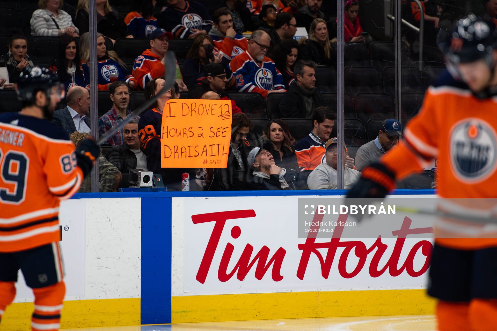 A spectator with a sign