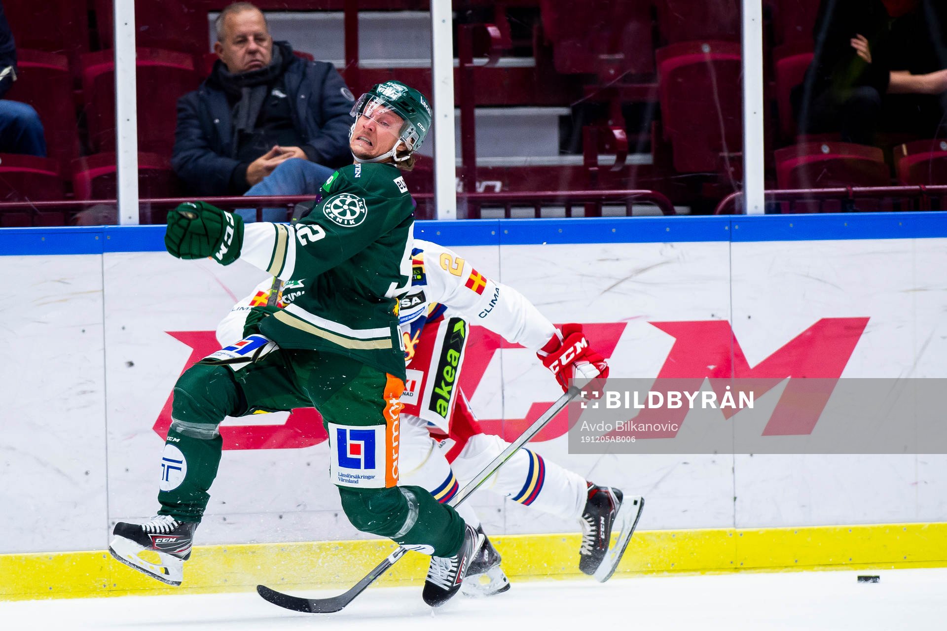 Malmö Redhawks Helge Grans trycker i ryggen Färjestads