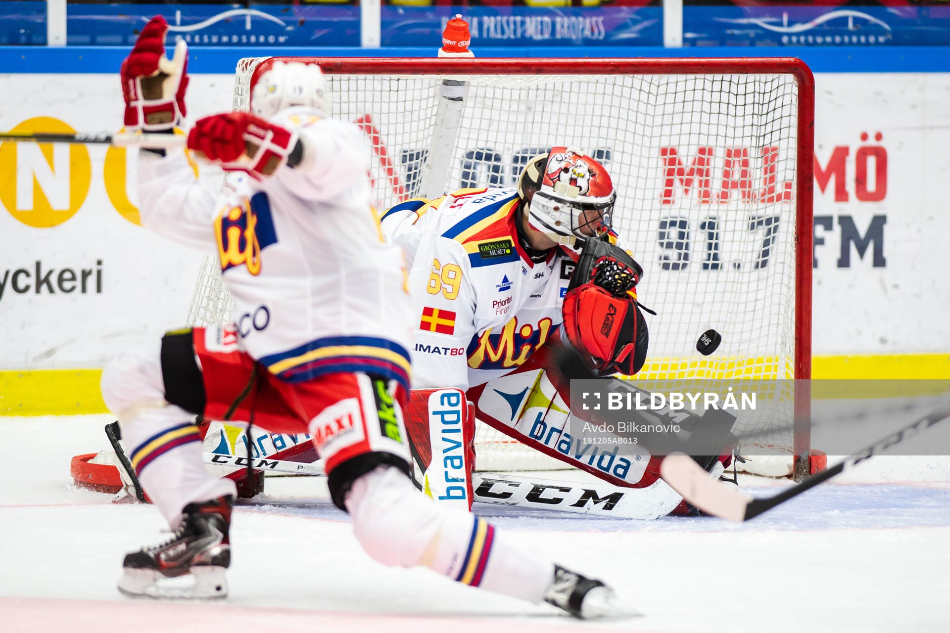 Malmö Redhawks målvakt Oscar Alsenfelt med en räddning