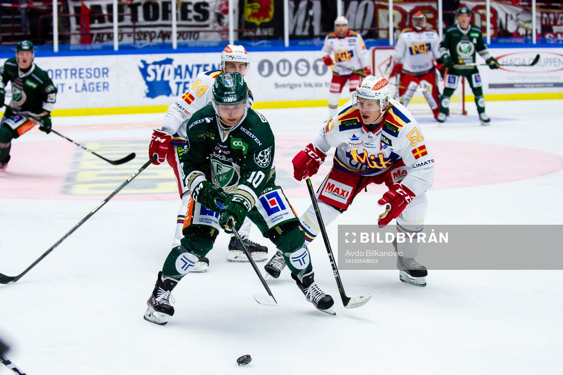 Färjestads Marcus Nilsson jagas av Malmö Redhawks Emil