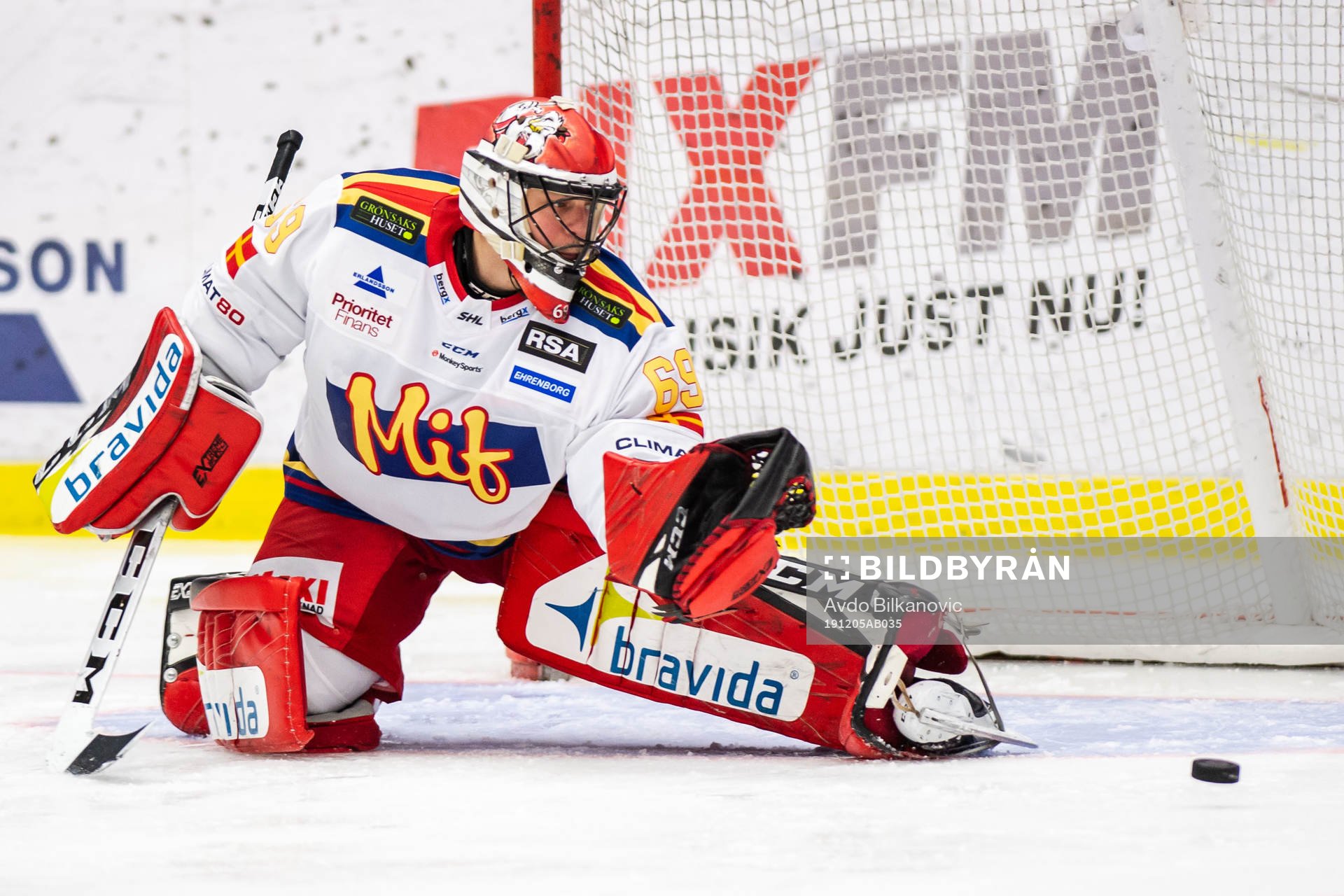 Malmö Redhawks målvakt Oscar Alsenfelt räddar