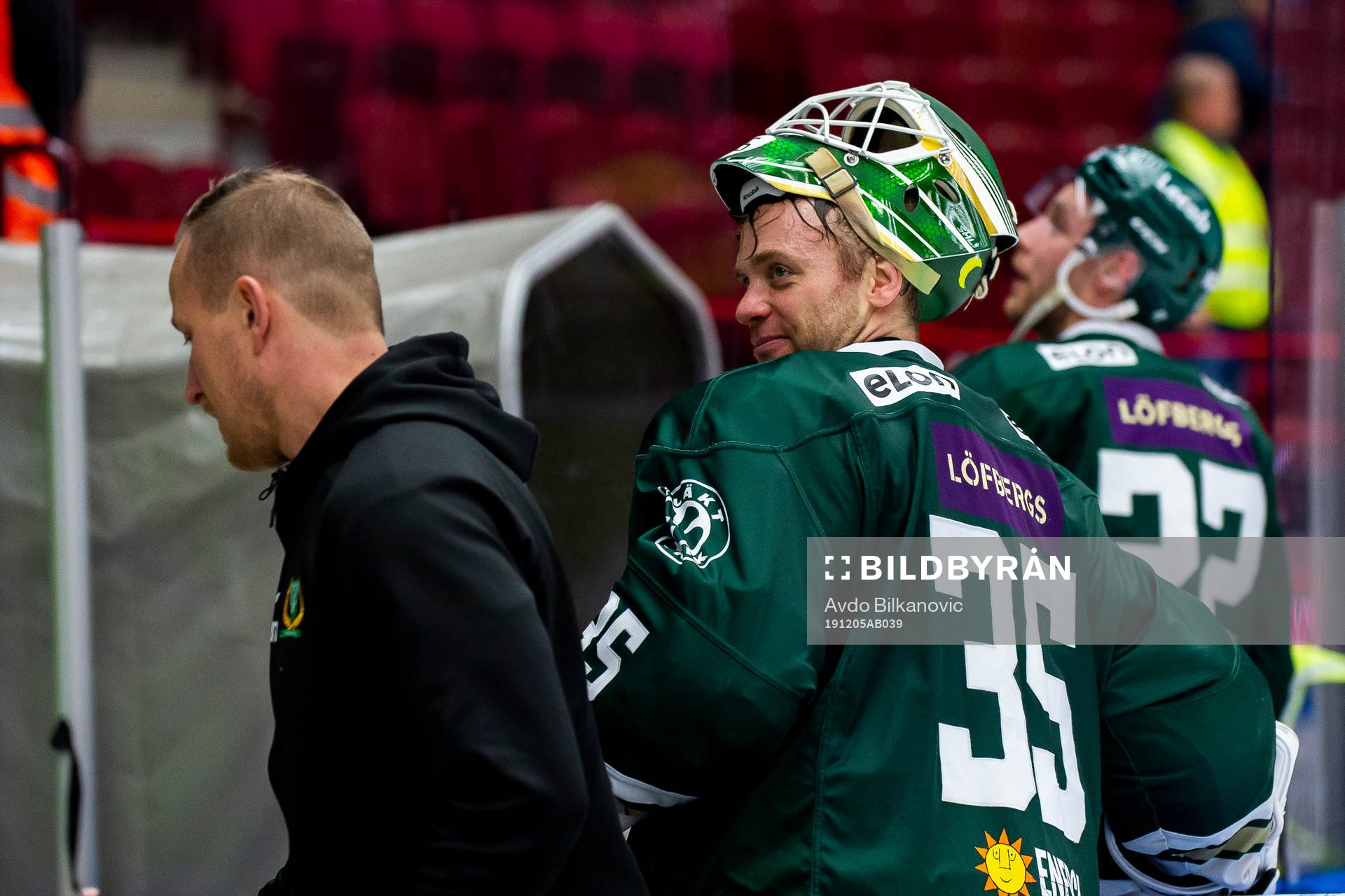 Färjestads målvakt Markus Svensson jublar