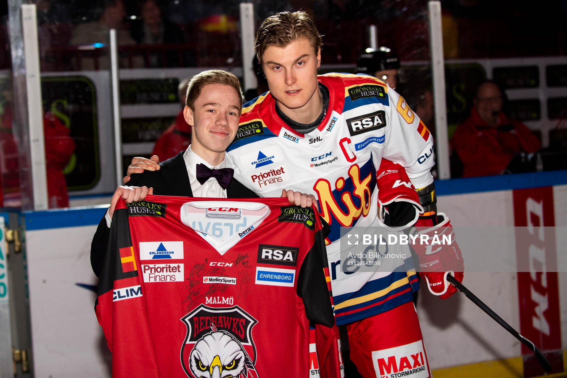 Matchvärd Spirit of Hven representant Charlie Molin emot