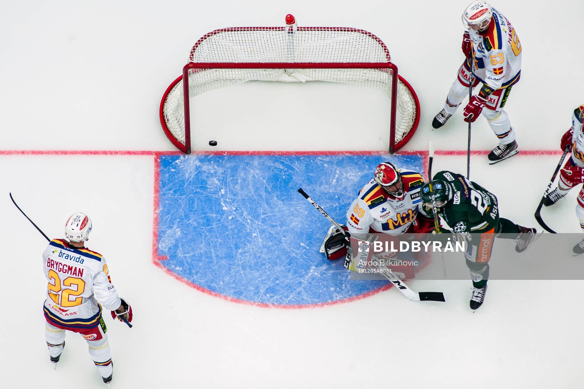 Malmö Redhawks målvakt Oscar Alsenfelt släpper pucken i
