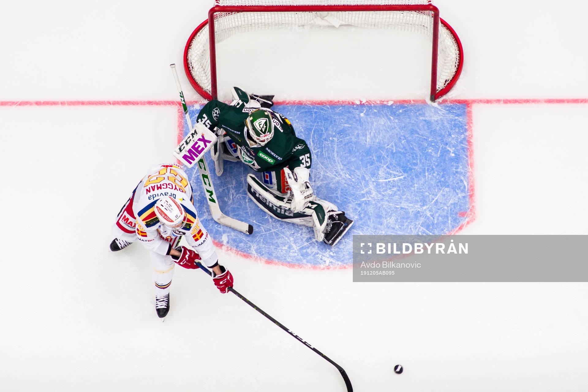 Malmö Redhawks Lars Bryggman framför Färjestads målvakt