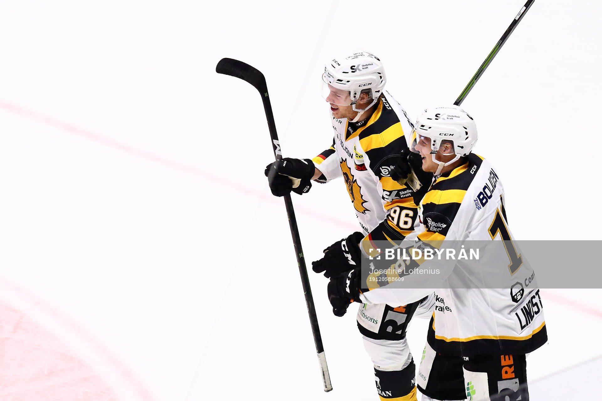Skellefteås Rickard Hugg jublar med Linus Lindström