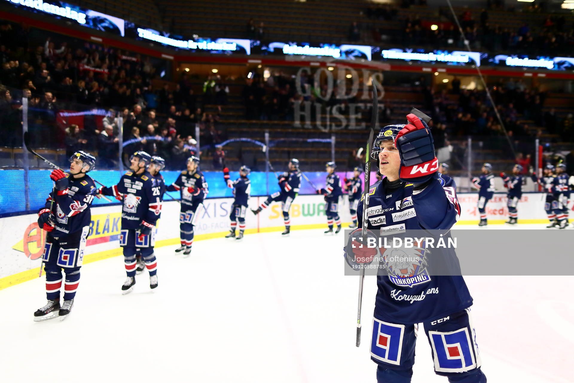 Linköpings Patrik Lundh jublar med Linköpings supportrar