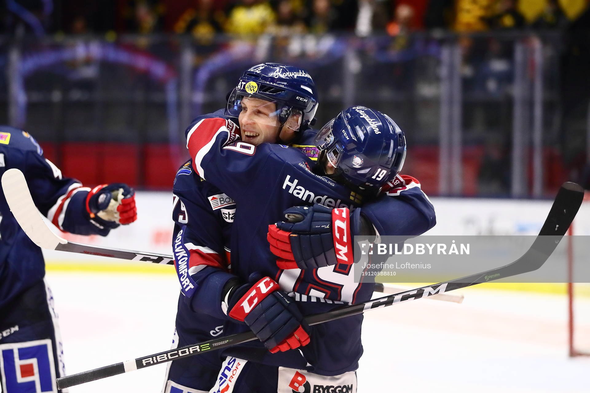 Linköpings Patrik Lundh och Joe Whitney kramar om varandra