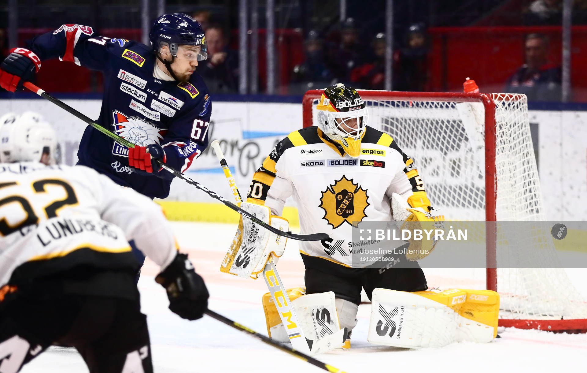 Linköpings Jarno Kärki  och Skellefteås målvakt Mantas