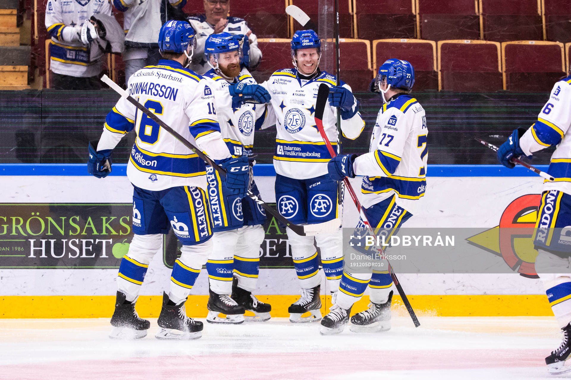 Leksands Philip Samuelsson jublar med lagkamrater