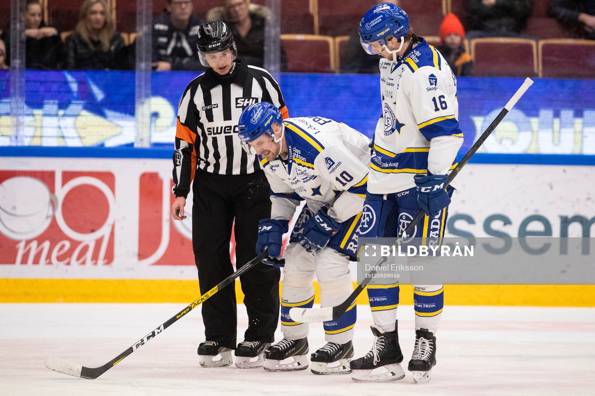 Leksands Johan Fransson skada får hjälp av Leksands