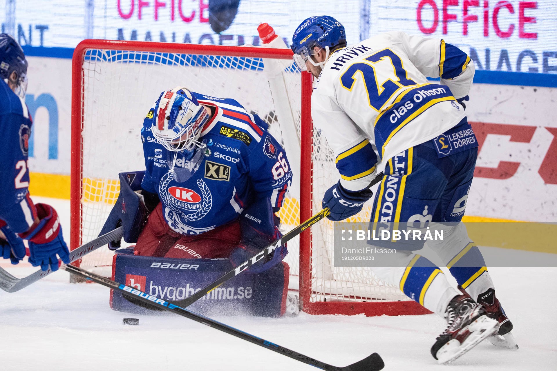 Leksands Marek Hrivik framför Oskarshamns målvakt Tex