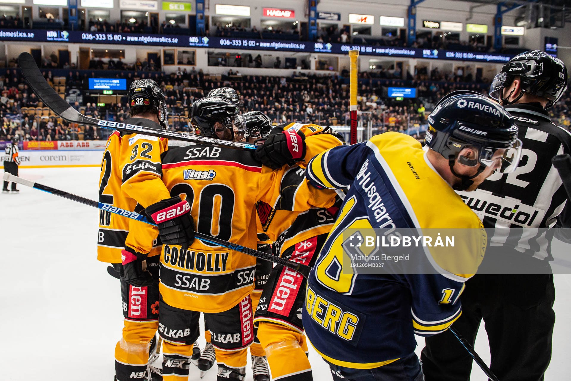 Luleås Jack Connolly jublar med lagkamrater samtidigt som