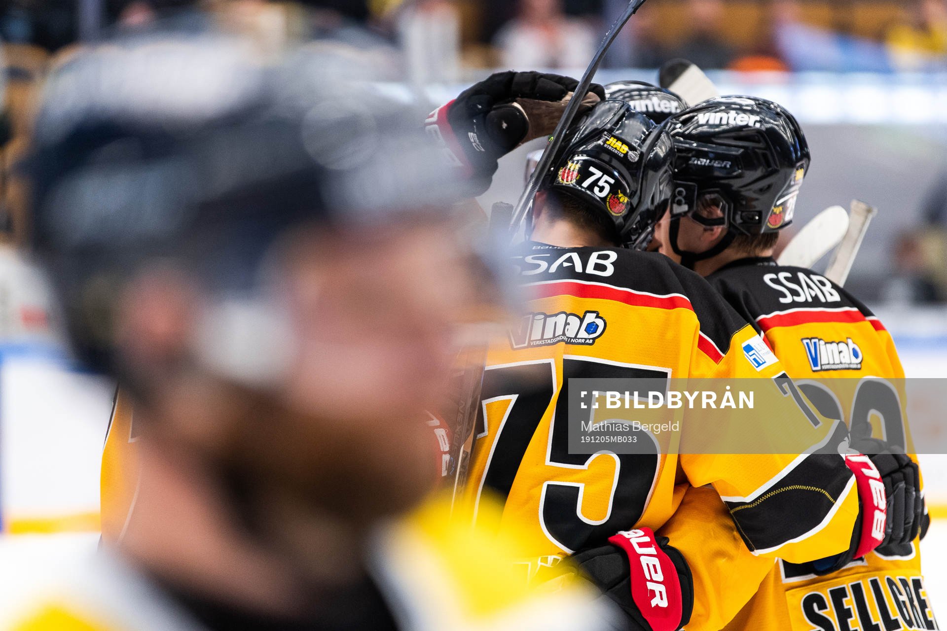 Luleås Jesper Sellgren jublar med lagkamrater