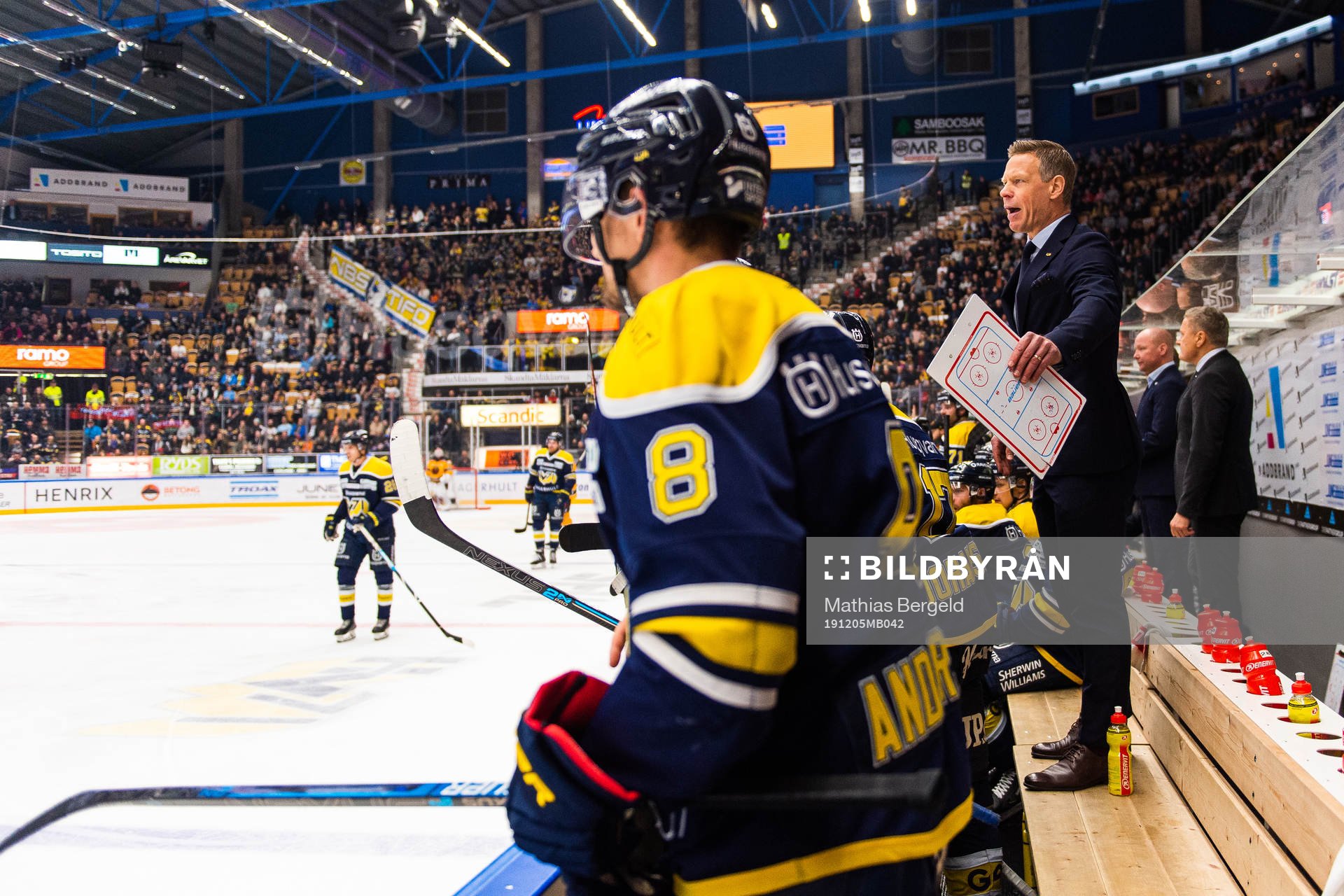 s assisterande tränare Nicklas Rahm reagerar