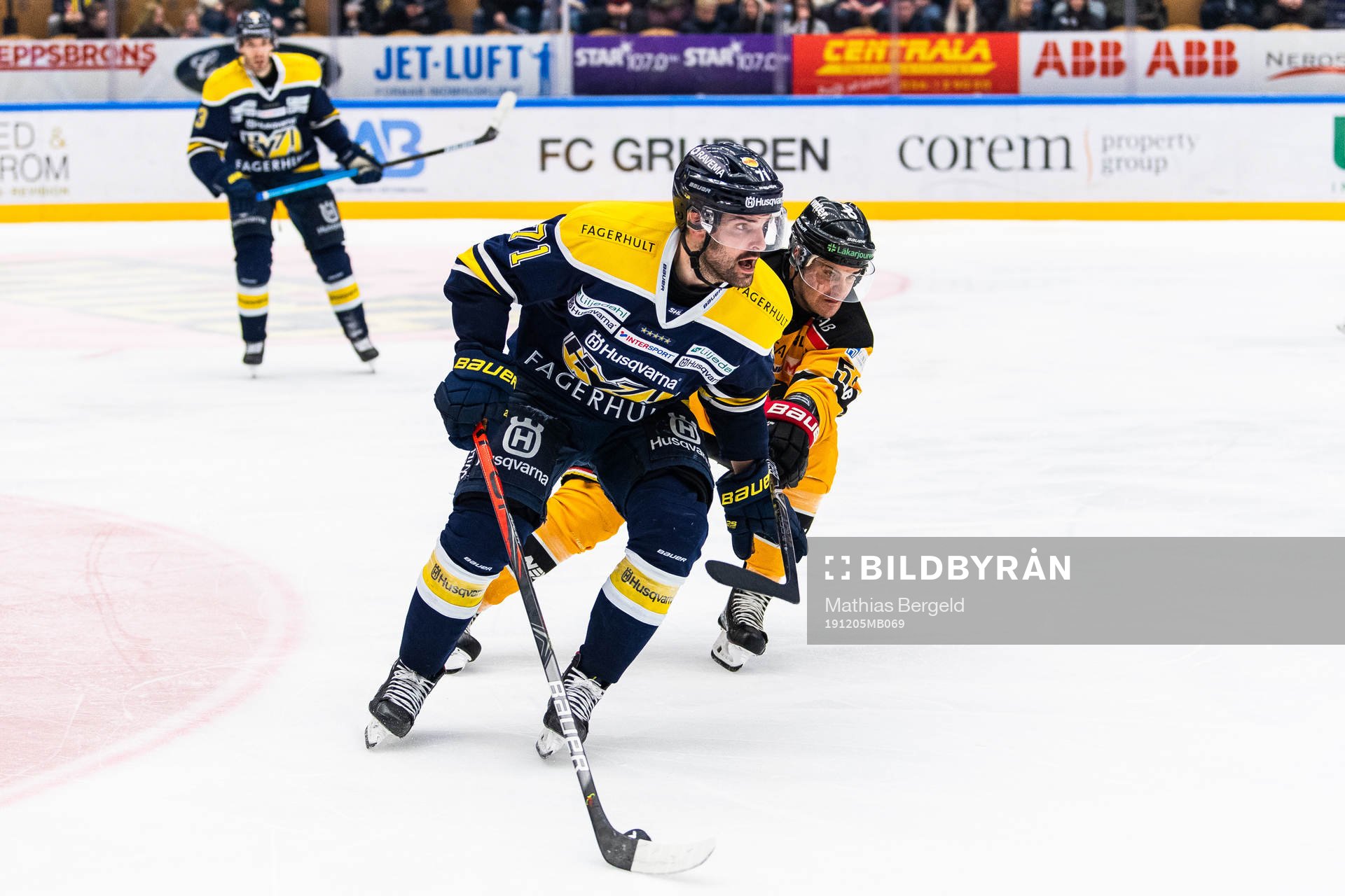 s Linus Fröberg och Luleås Karl Fabricius i kamp om pucken