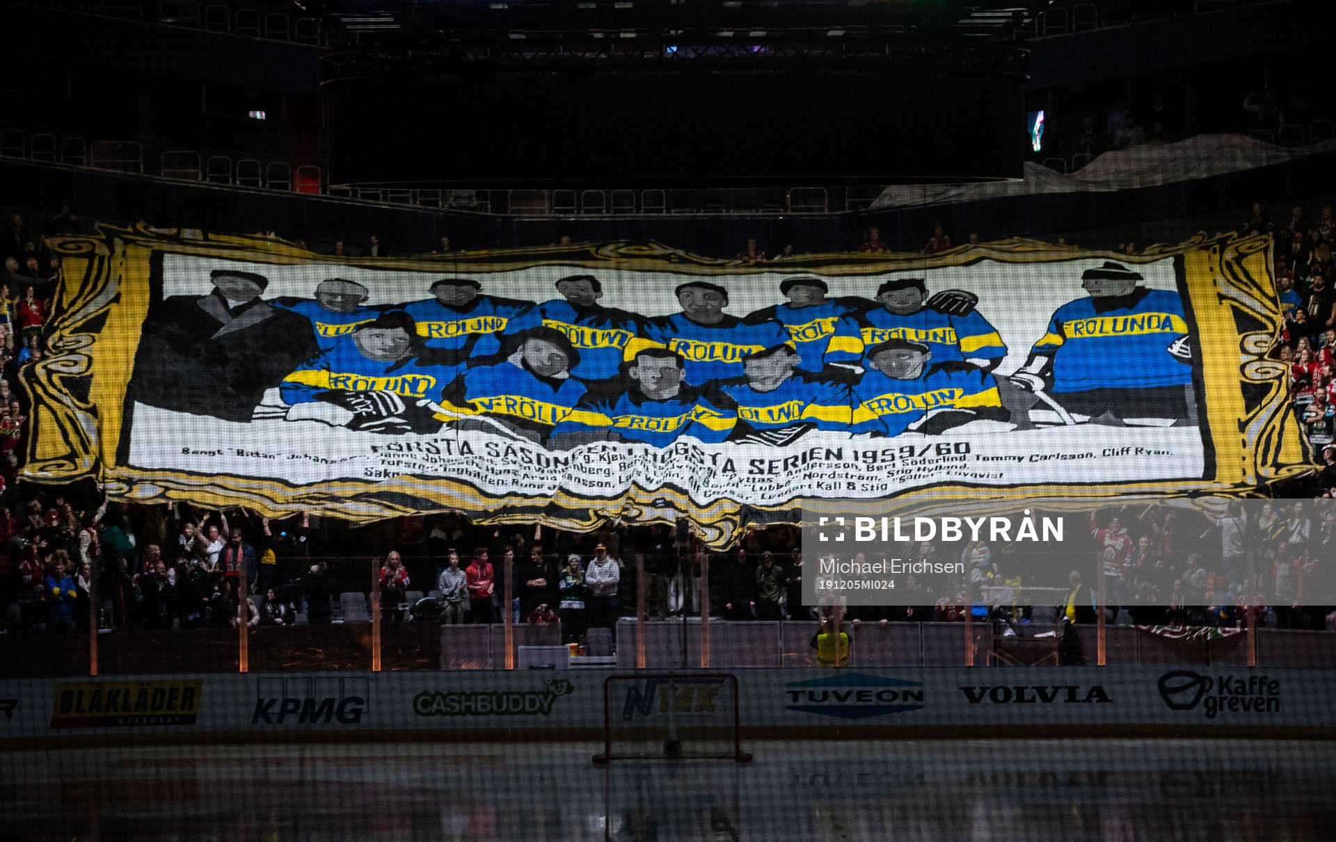 Frölundas supportrar med ett tifo