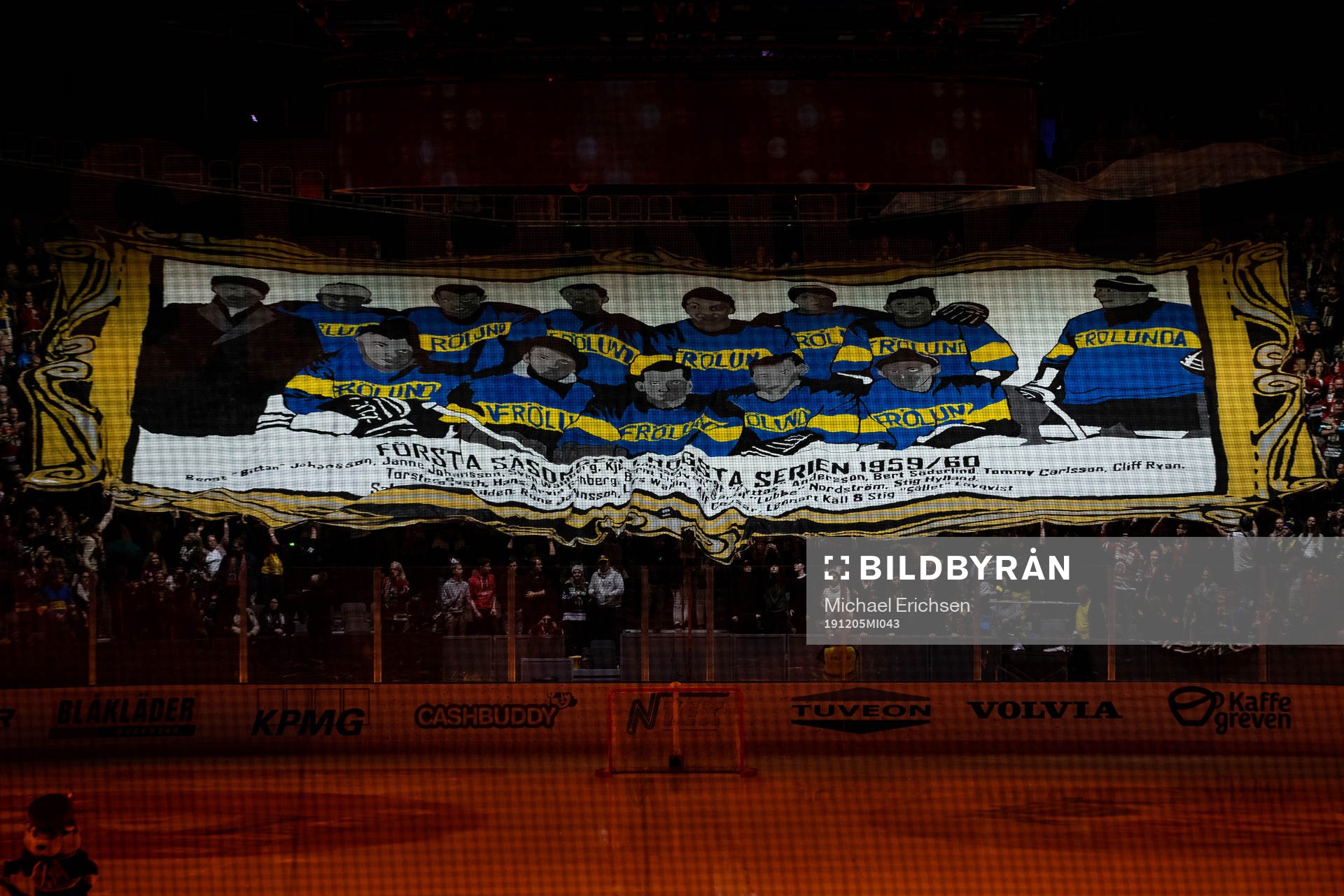 Frölundas klack med tifo innan ishockeymatchen i SHL