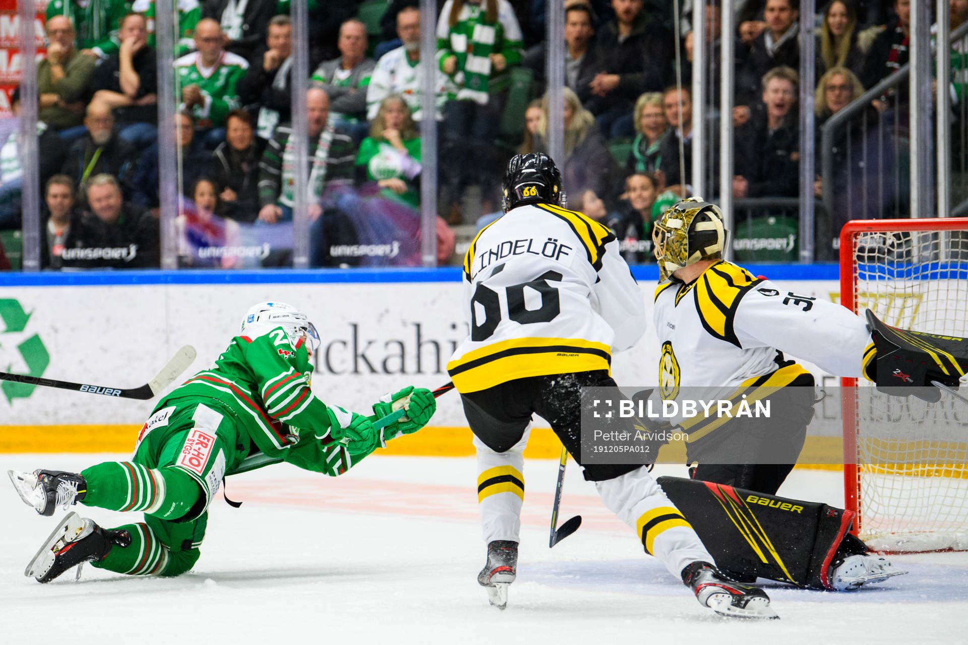 Rögles Anton Bengtsson gör 1-0 bakom Brynäs målvakt