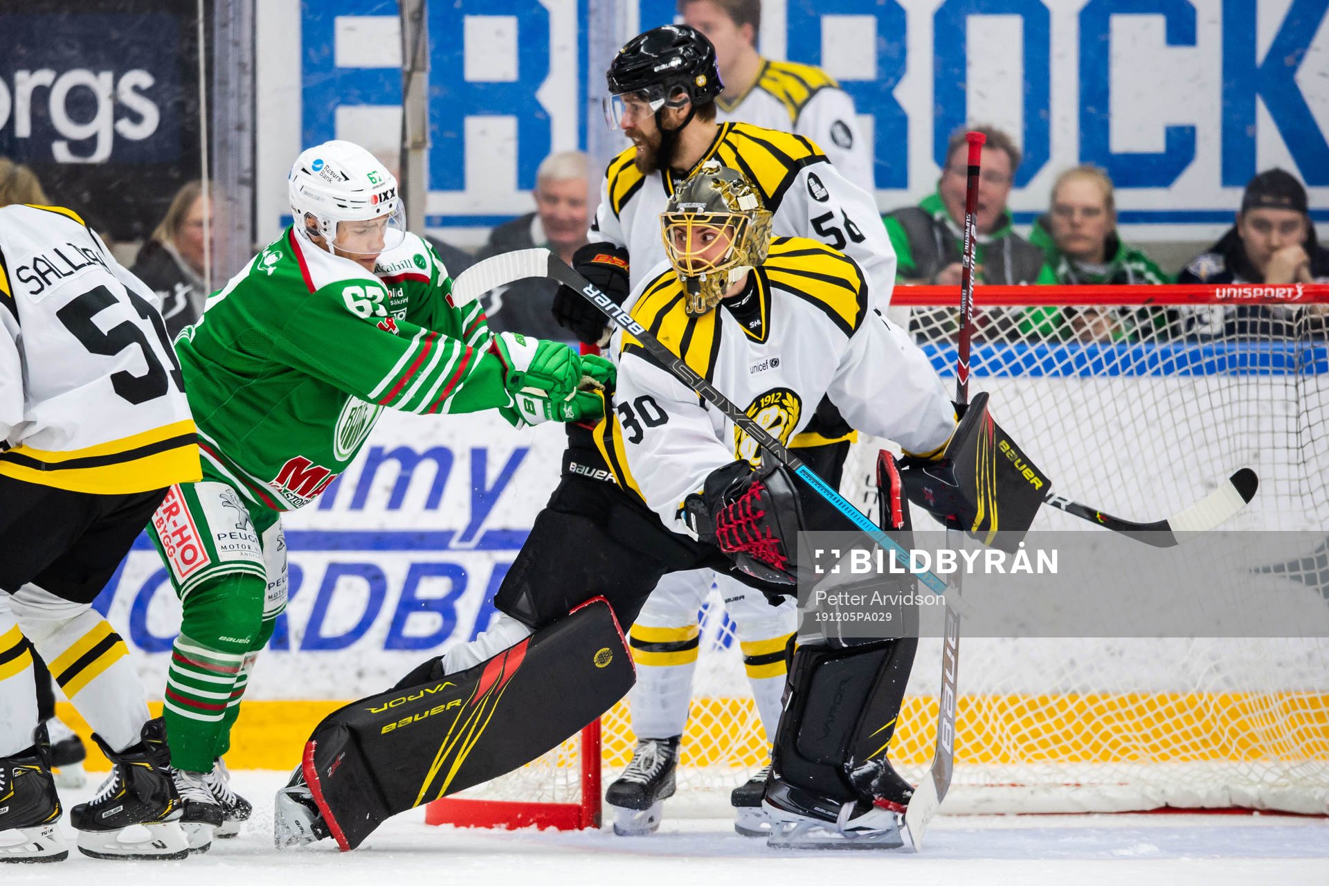 Rögles Leon Bristedt i bråk med Brynäs målvakt Joacim