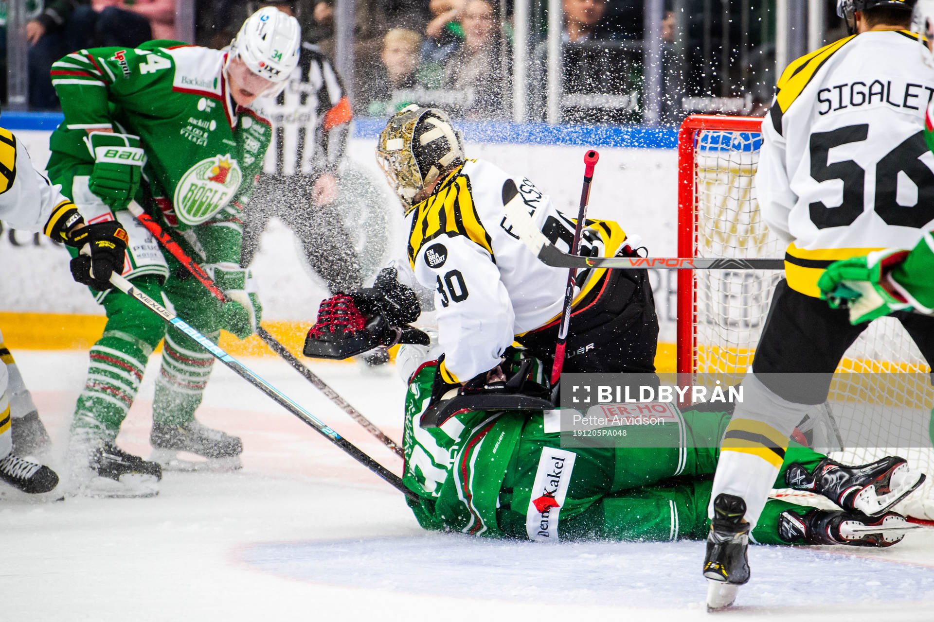 Rögles Ted Brithén kraschar in i Brynäs målvakt Joacim