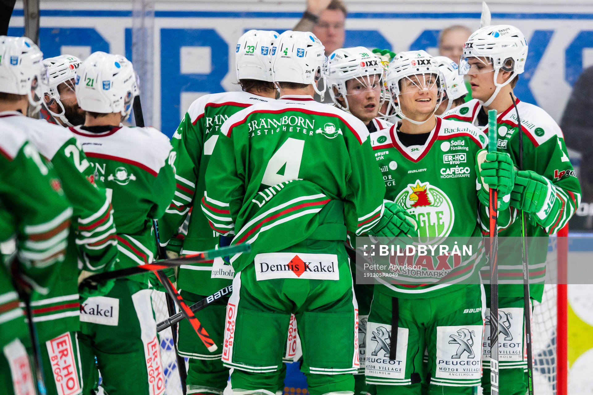 Rögles Daniel Bertov jublar med lagkamrater