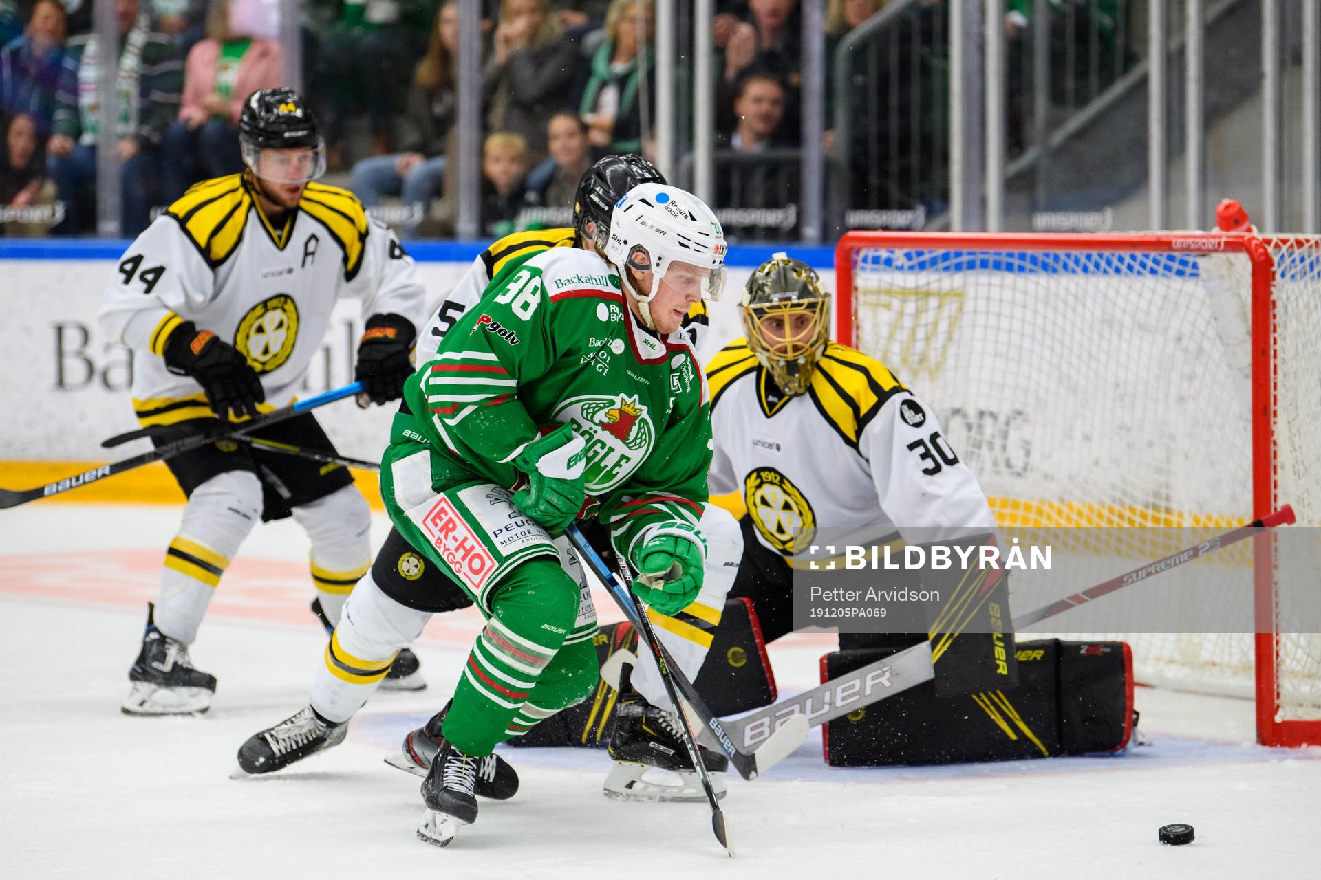 Rögles Erik Andersson oroar vid Brynäs målvakt Joacim