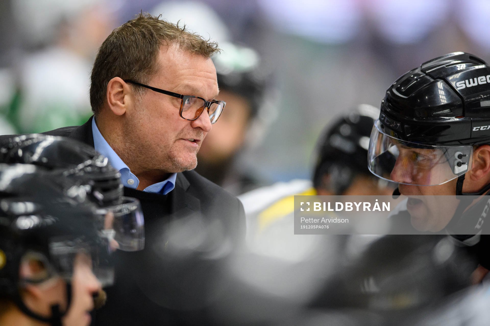 Brynäs tränare Magnus Sundquist i samtal med domare