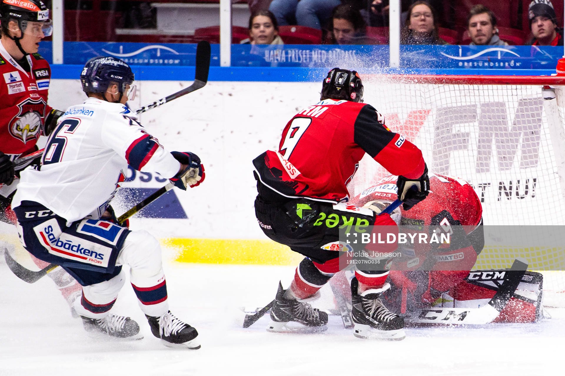 Linköpings Hampus Larsson oroar framför Malmö Redhawks