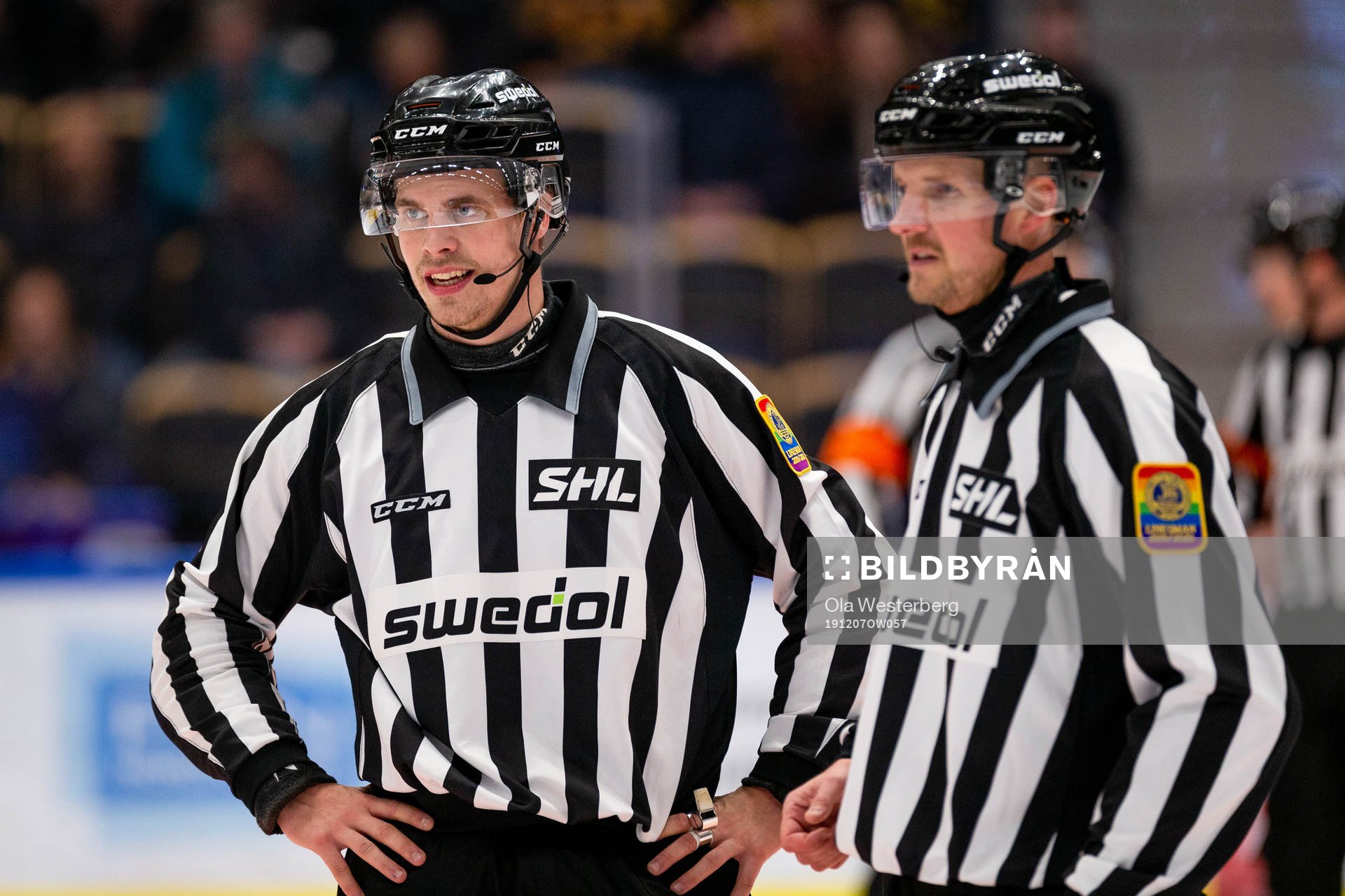 Linjedomare Tobias Nordlander och linjedomare Johannes Käck