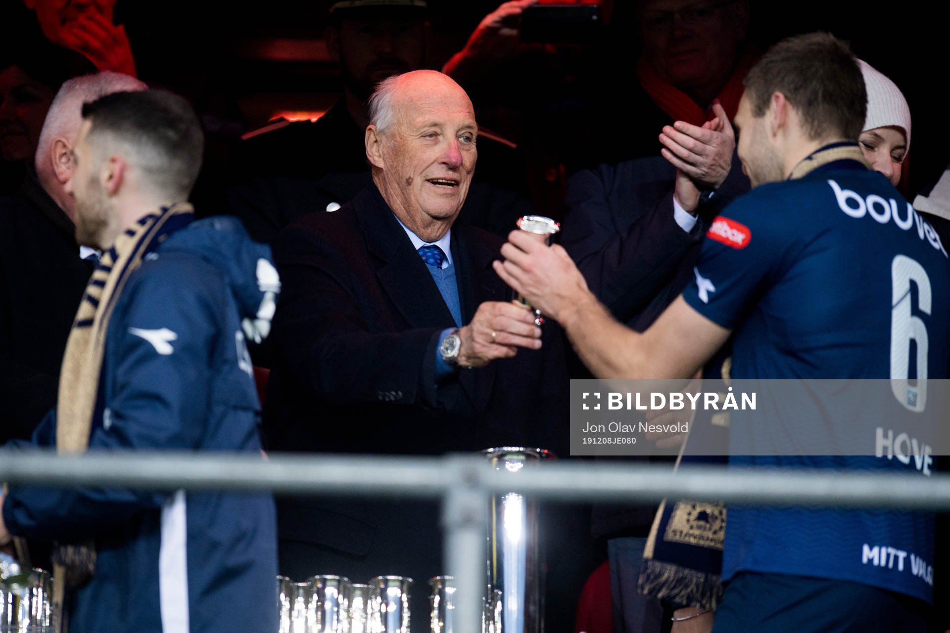 H.M. King Harald V of Norway gives the trophy to Runar