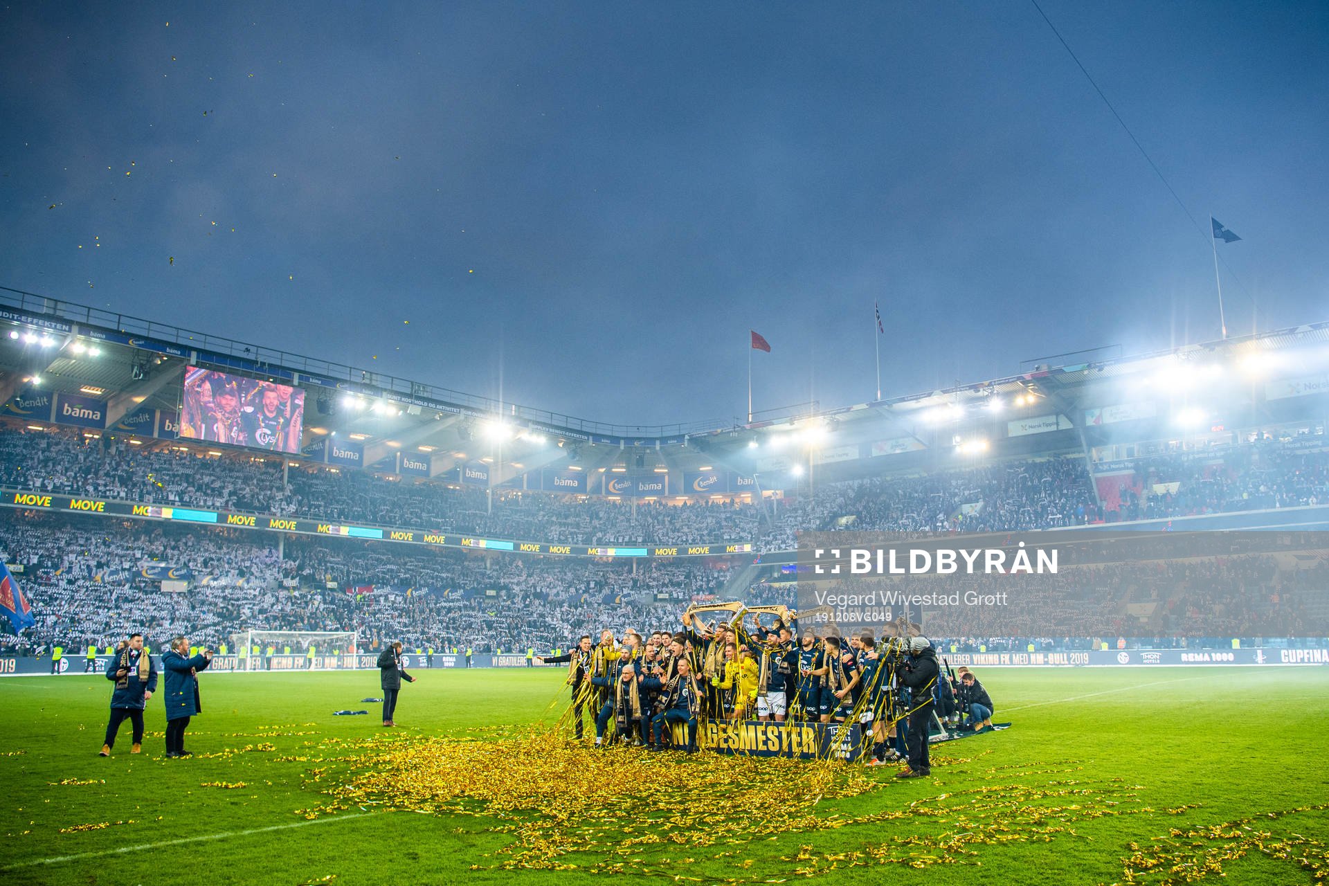 Players of Viking celebrates with the trophy