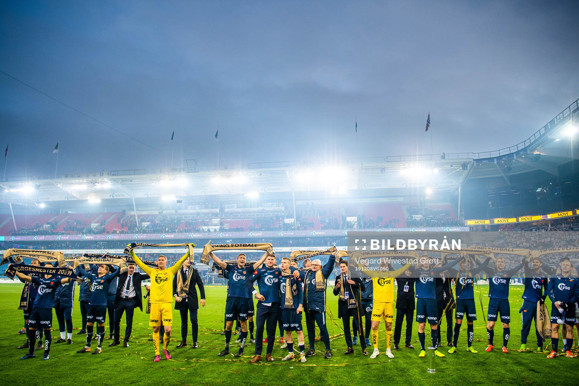 Players of Viking celebrates with the trophy