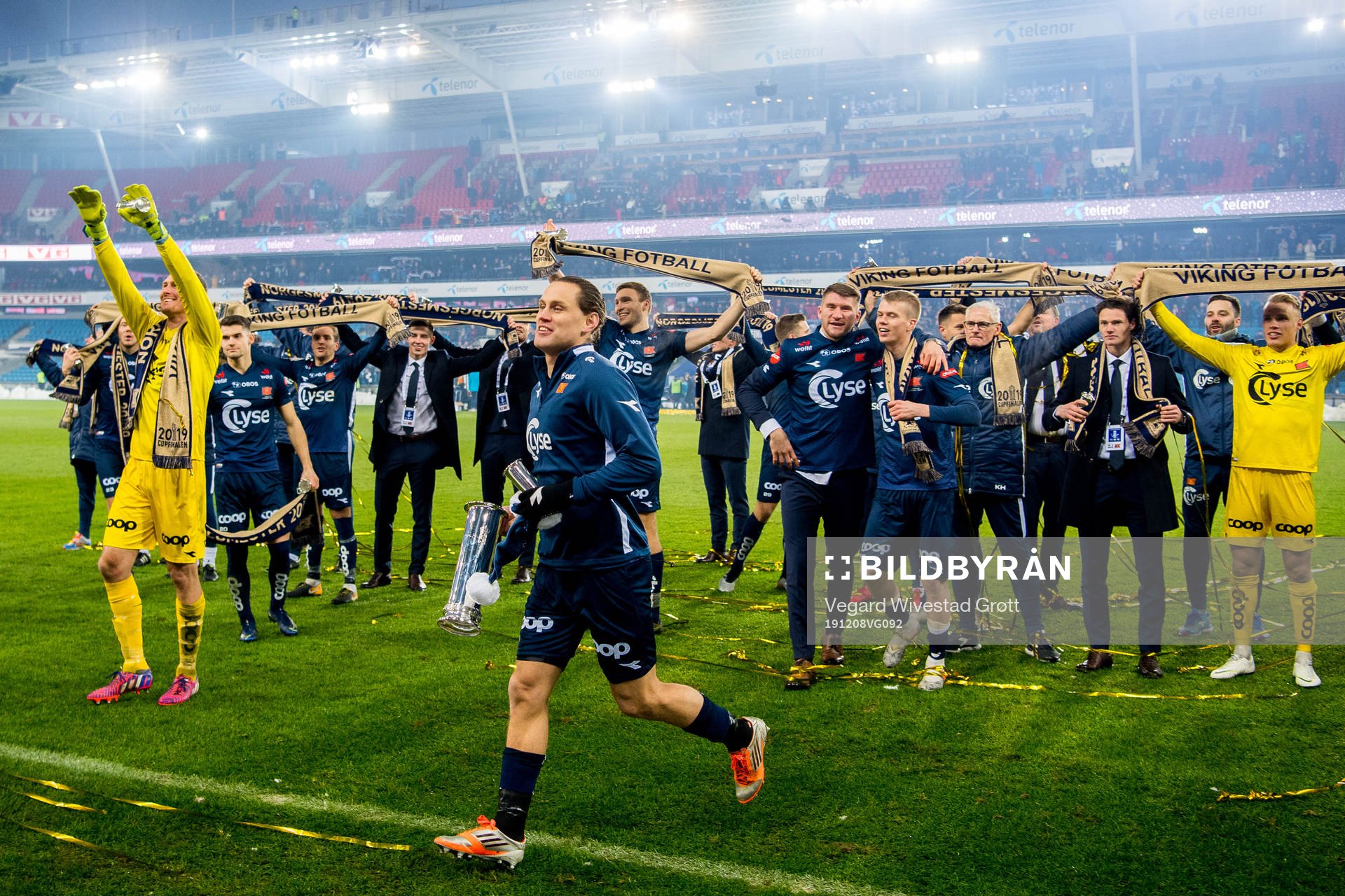 Tommy Høiland and the players of Viking celebrate