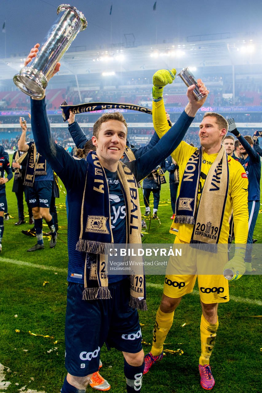 Fredrik Torsteinbø of Viking celebrates with the trophy