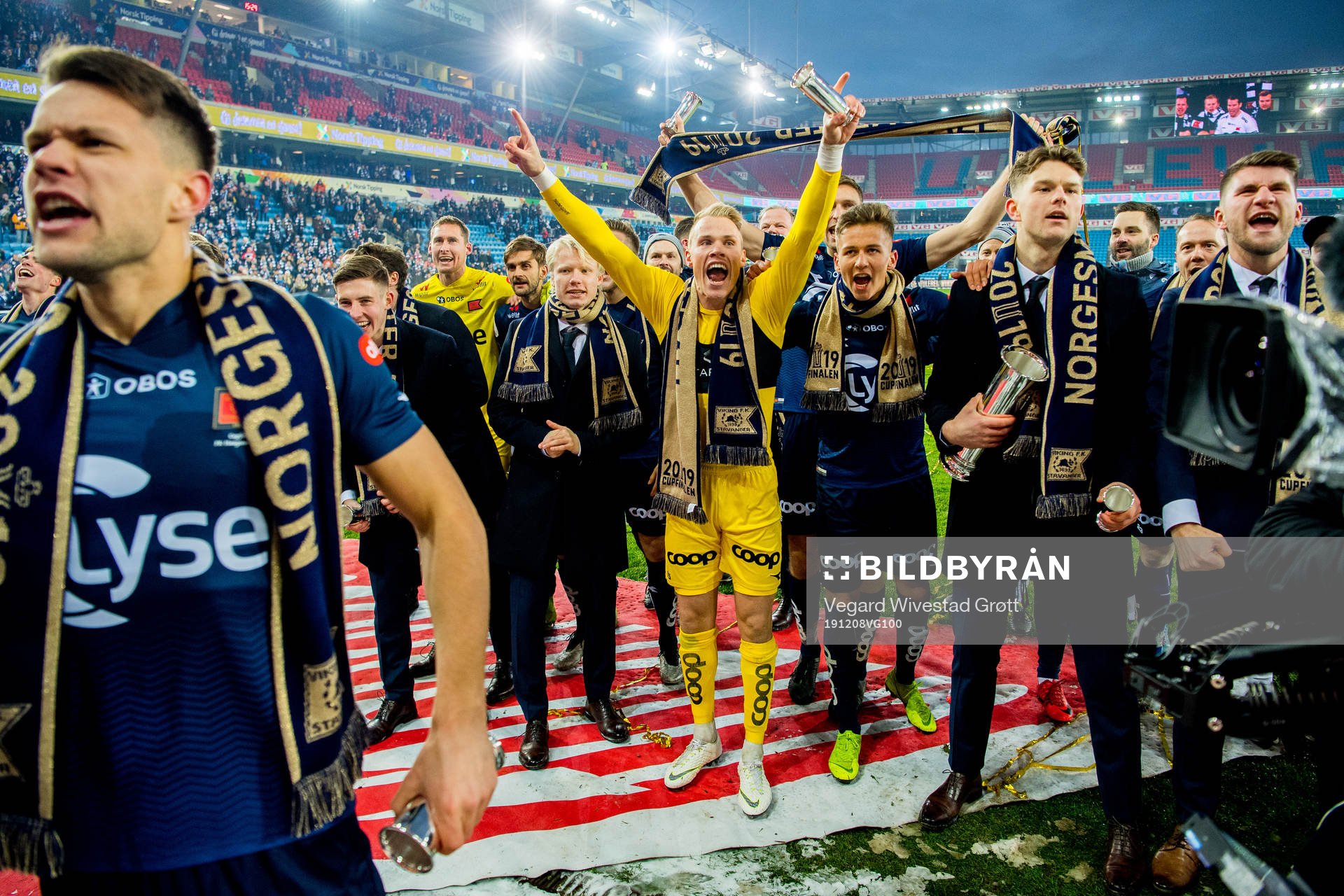 Goalkeeper Amund Wichne, Adrian Pereira and the players of