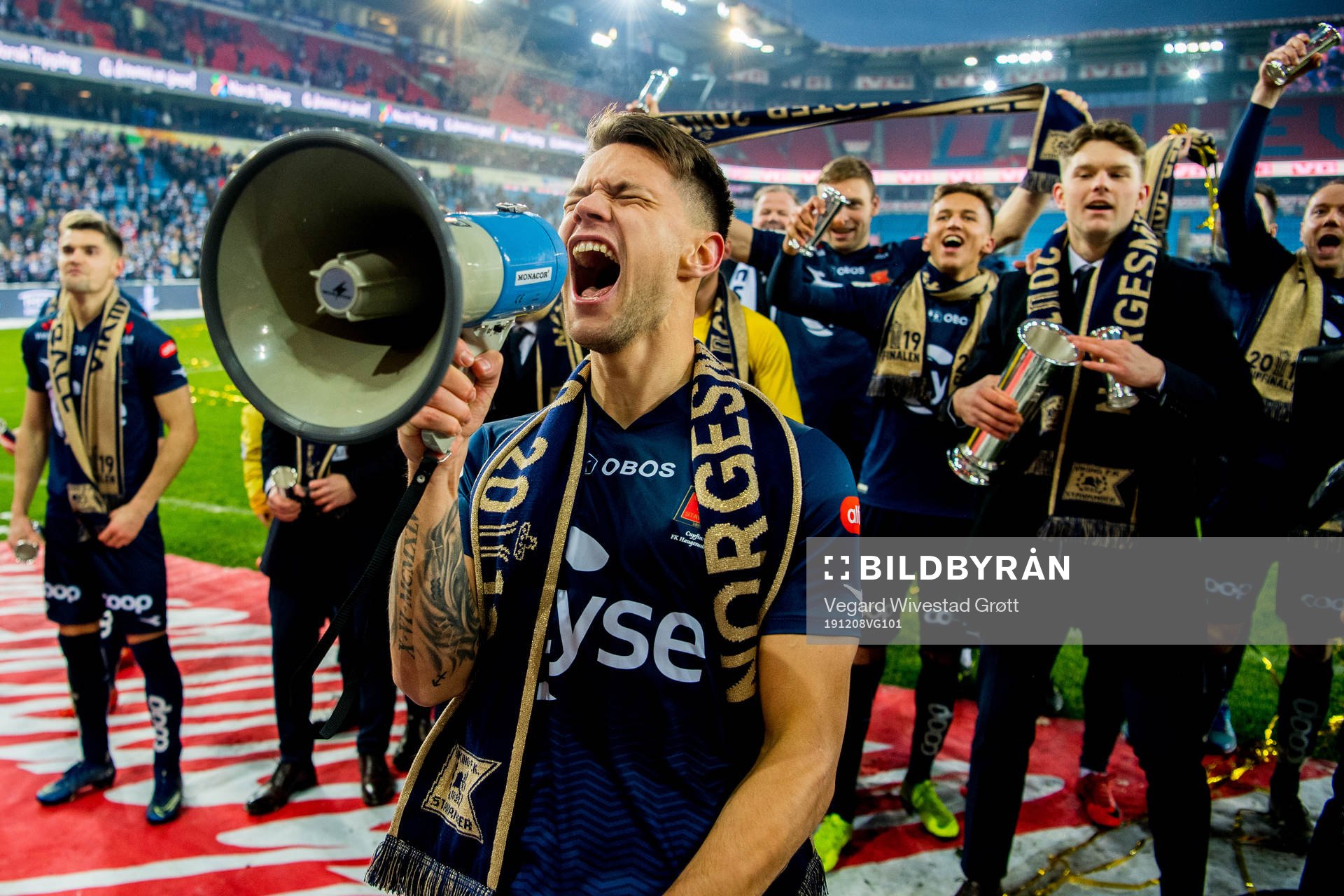 Tord Johnsen Salte and the players of Viking celebrate