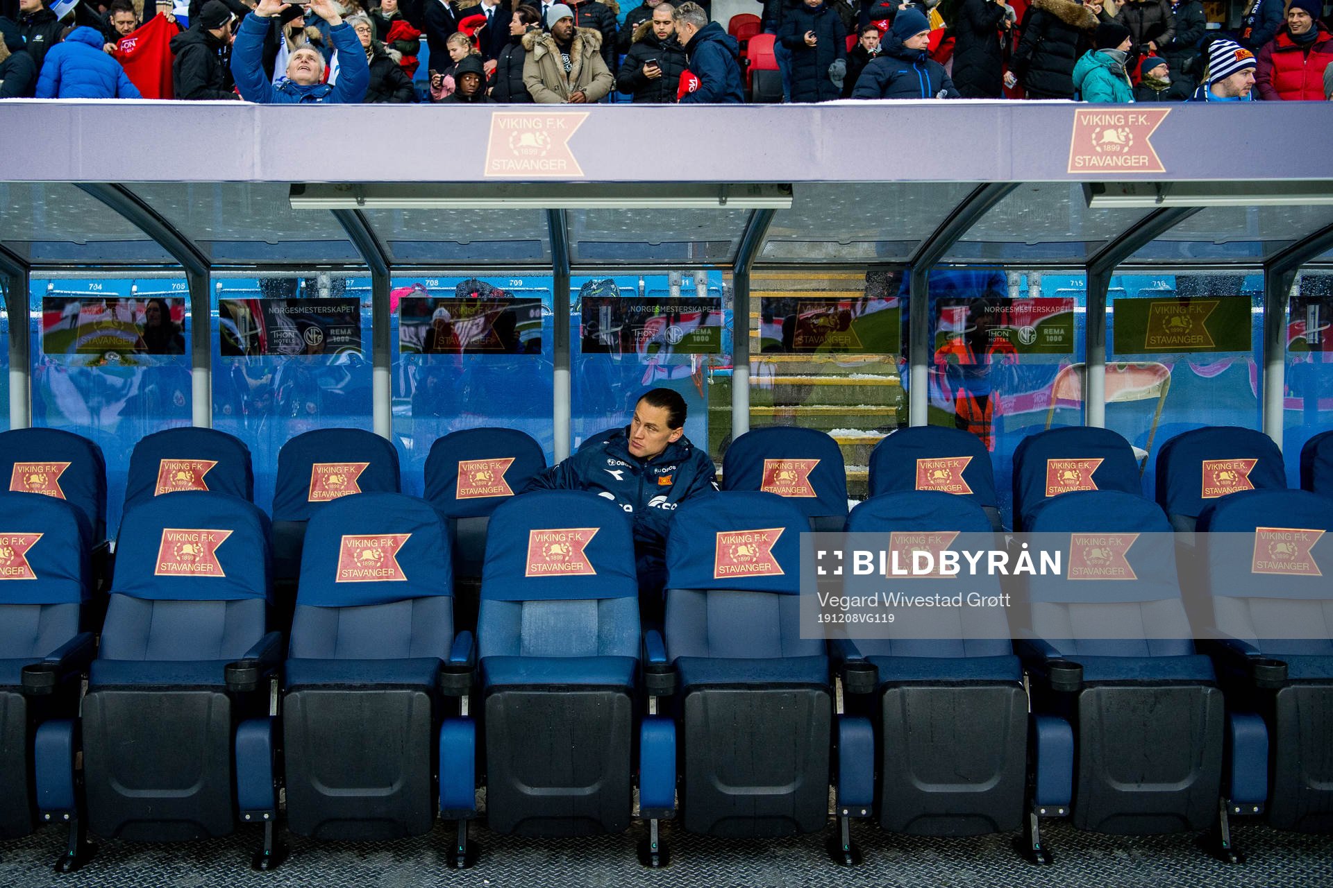 Tommy Høiland of Viking at the bench