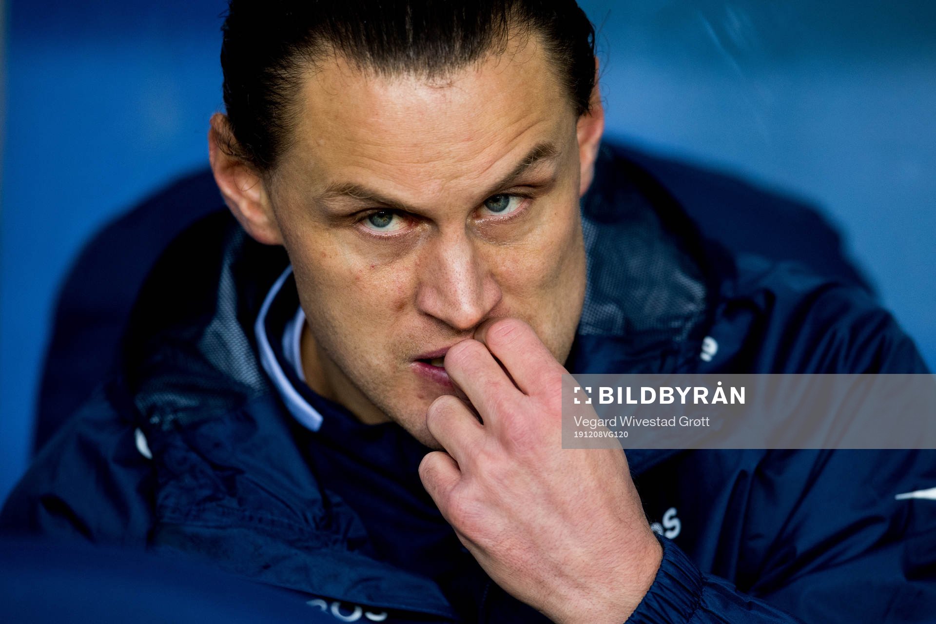 Tommy Høiland of Viking at the bench