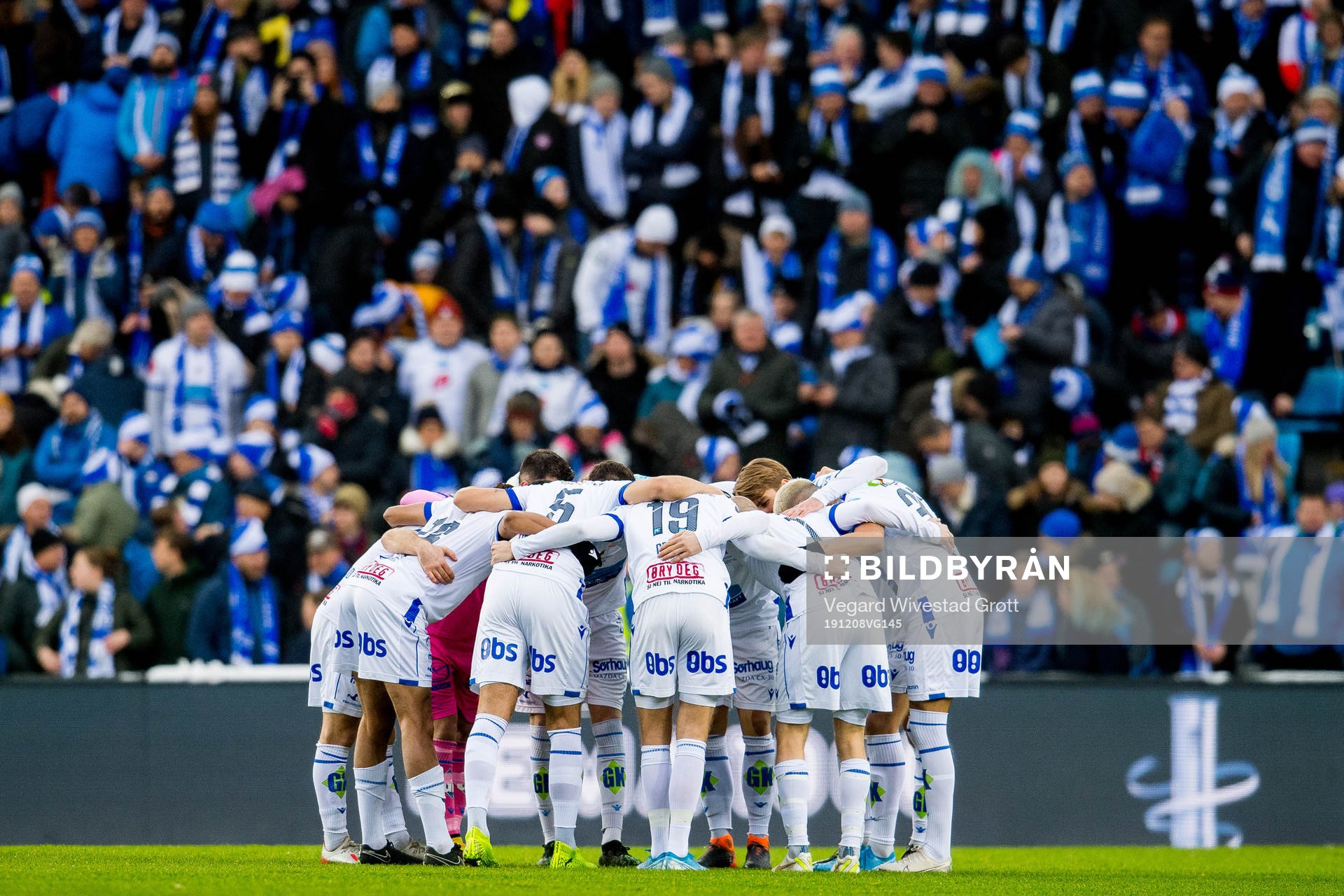 The players of Haugesund gather in a circle
