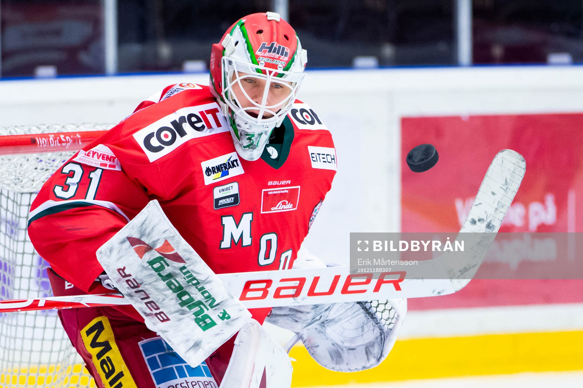 Modos målvakt Linus Lundin värmer upp