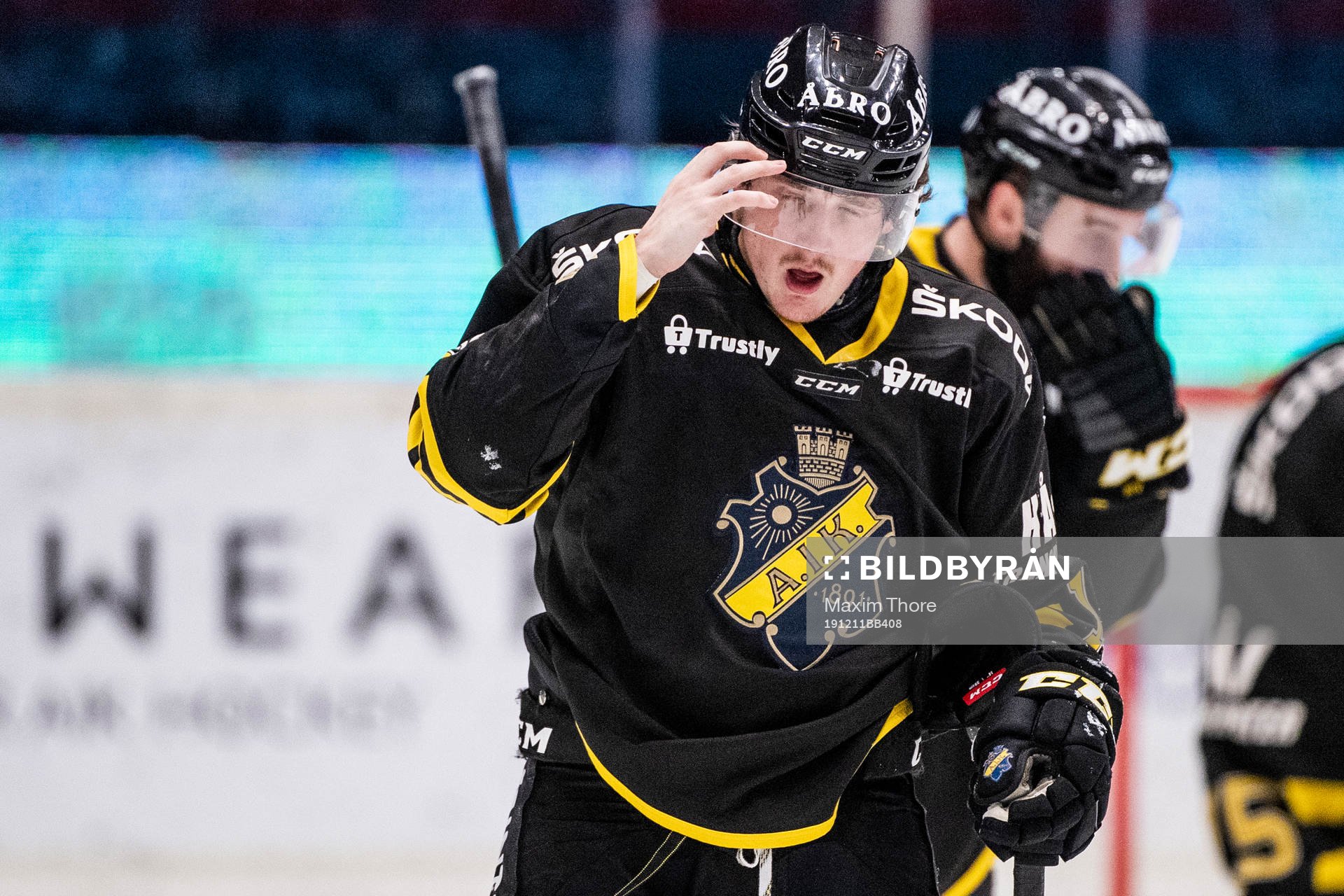 s Johan Porsberger lämnas isen skadad