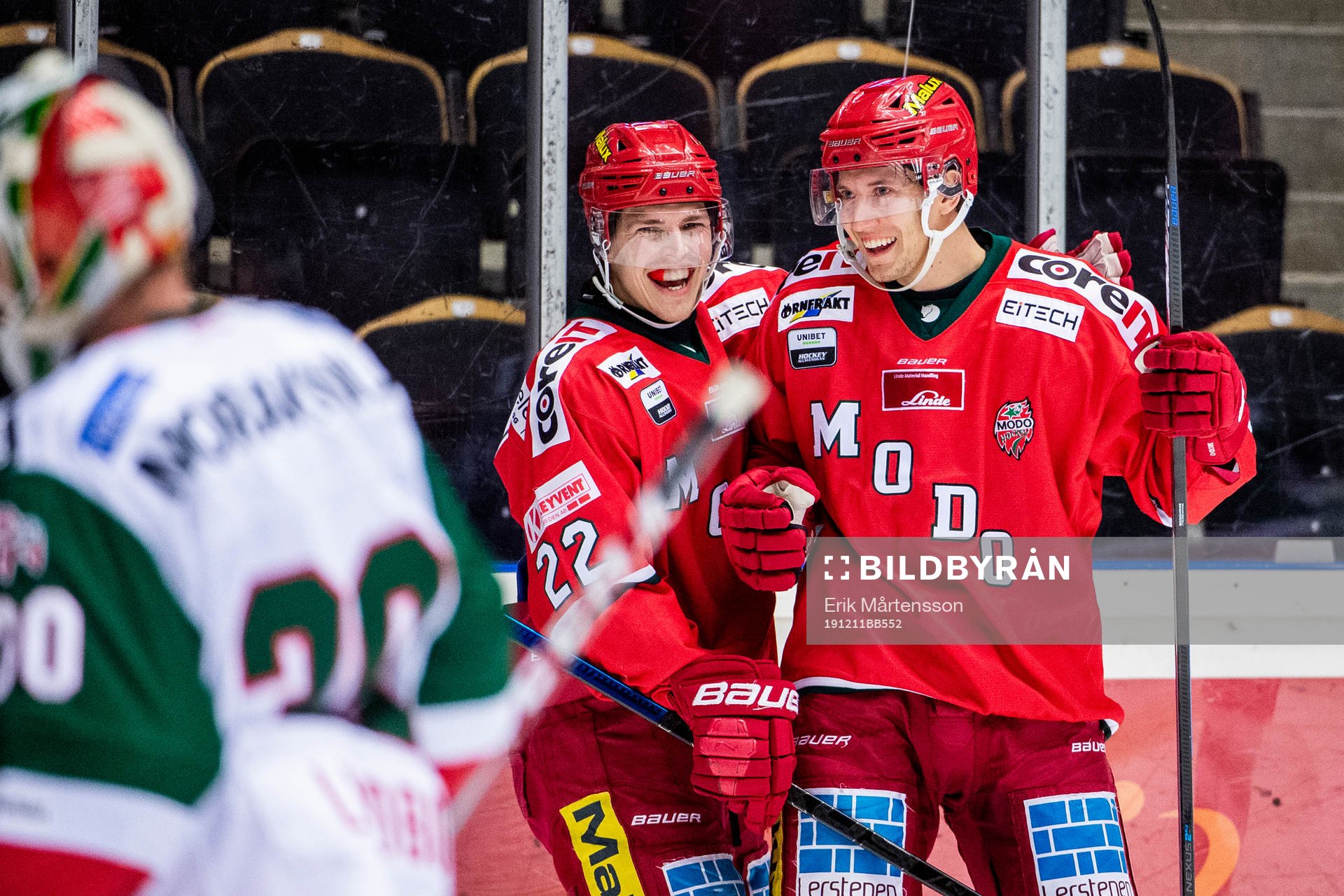Modos Jonathan Johansson och Adam Tambellini jublar