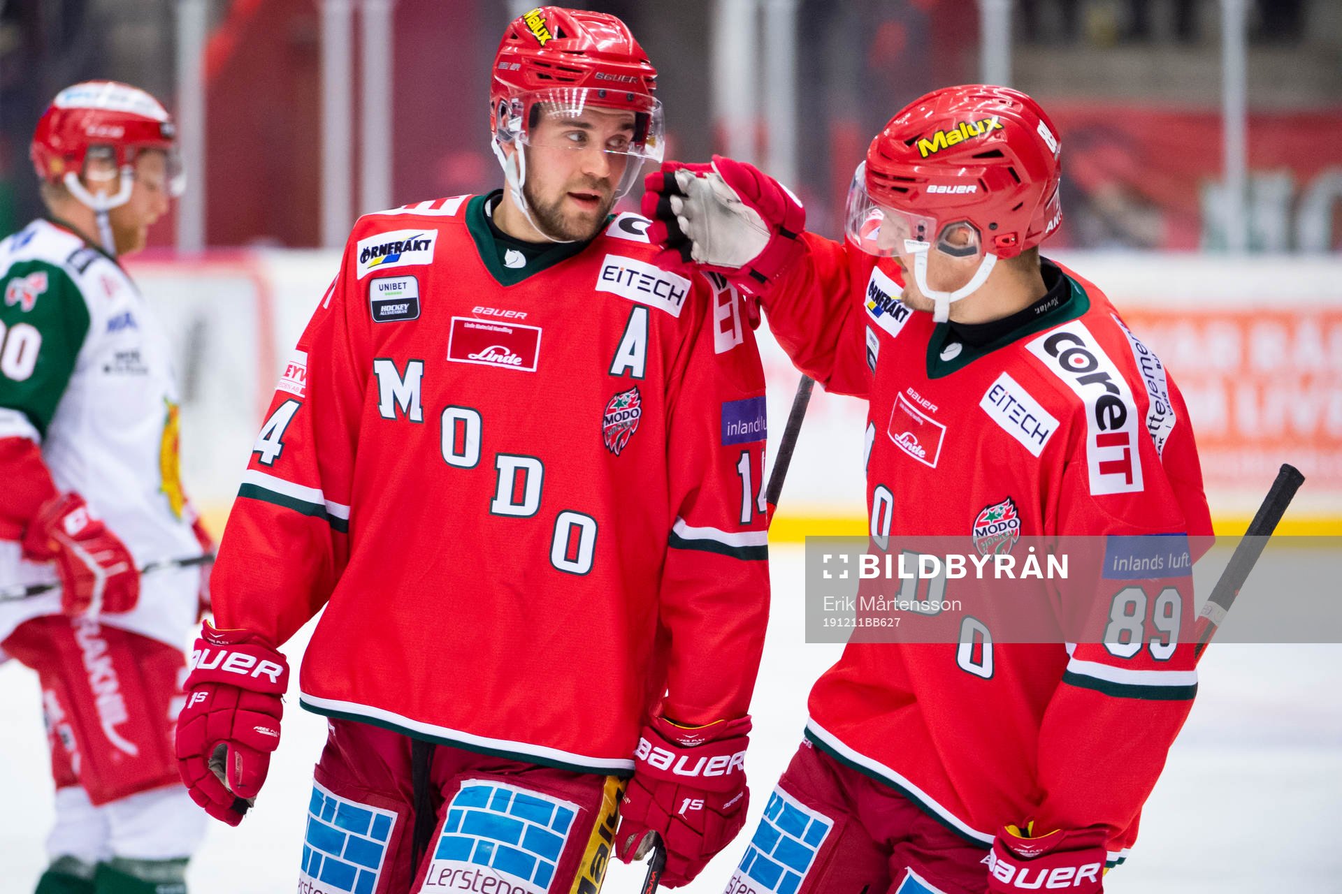 Modos Henrik Björklund gratuleras av Modos Patrik Karlkvist